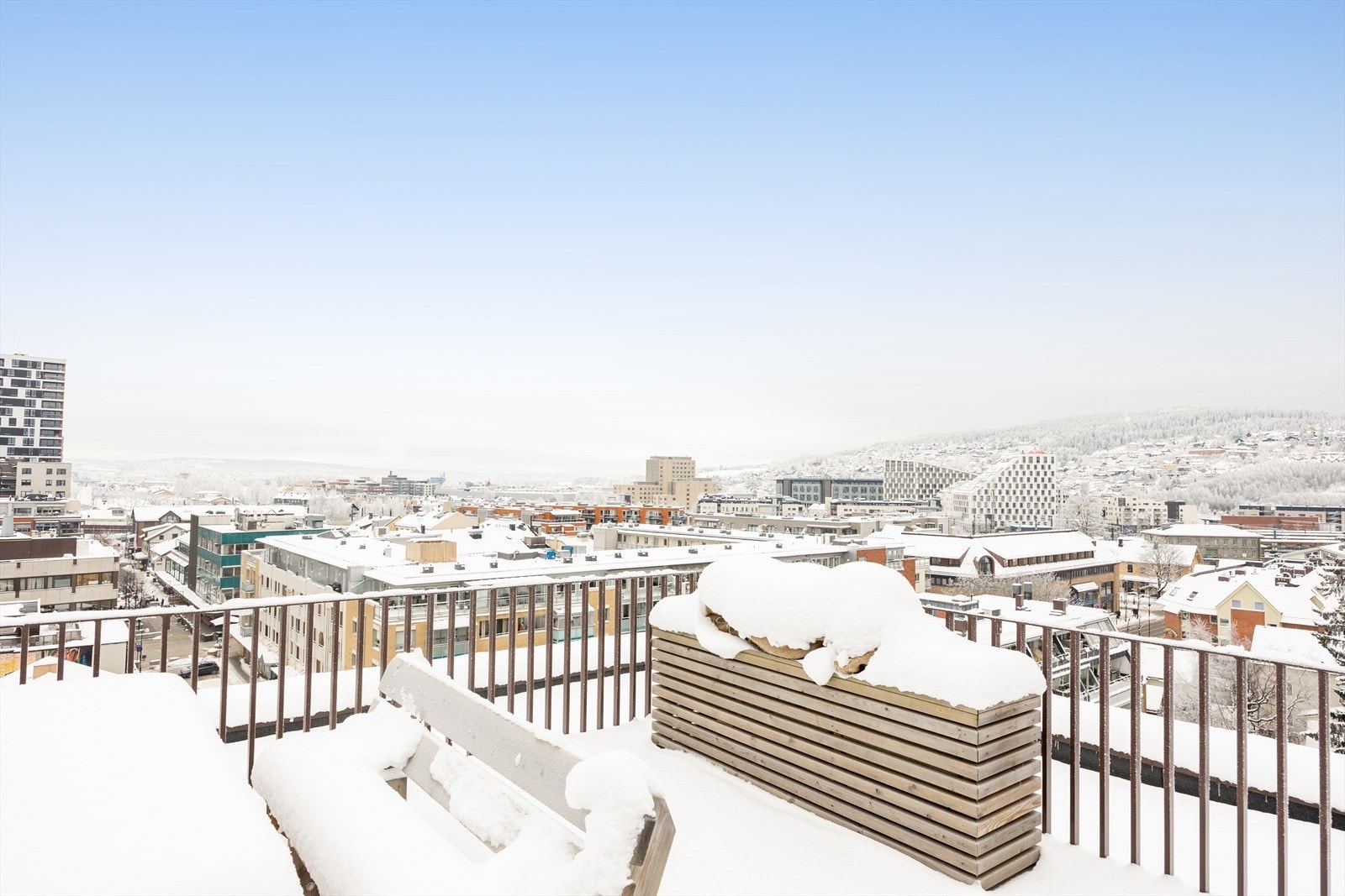 Takterrassen er delt inn i flere soner og sittegrupper. Galleribilde