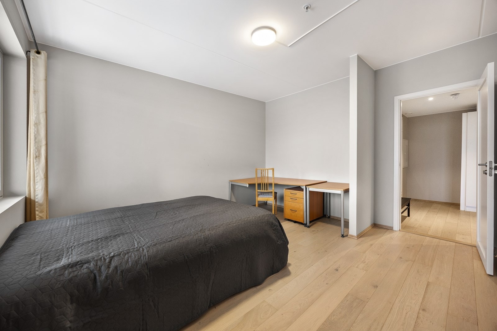 Hovedsoverommet har god plass til seng og tilhørende soveromsmøbler. Galleribilde