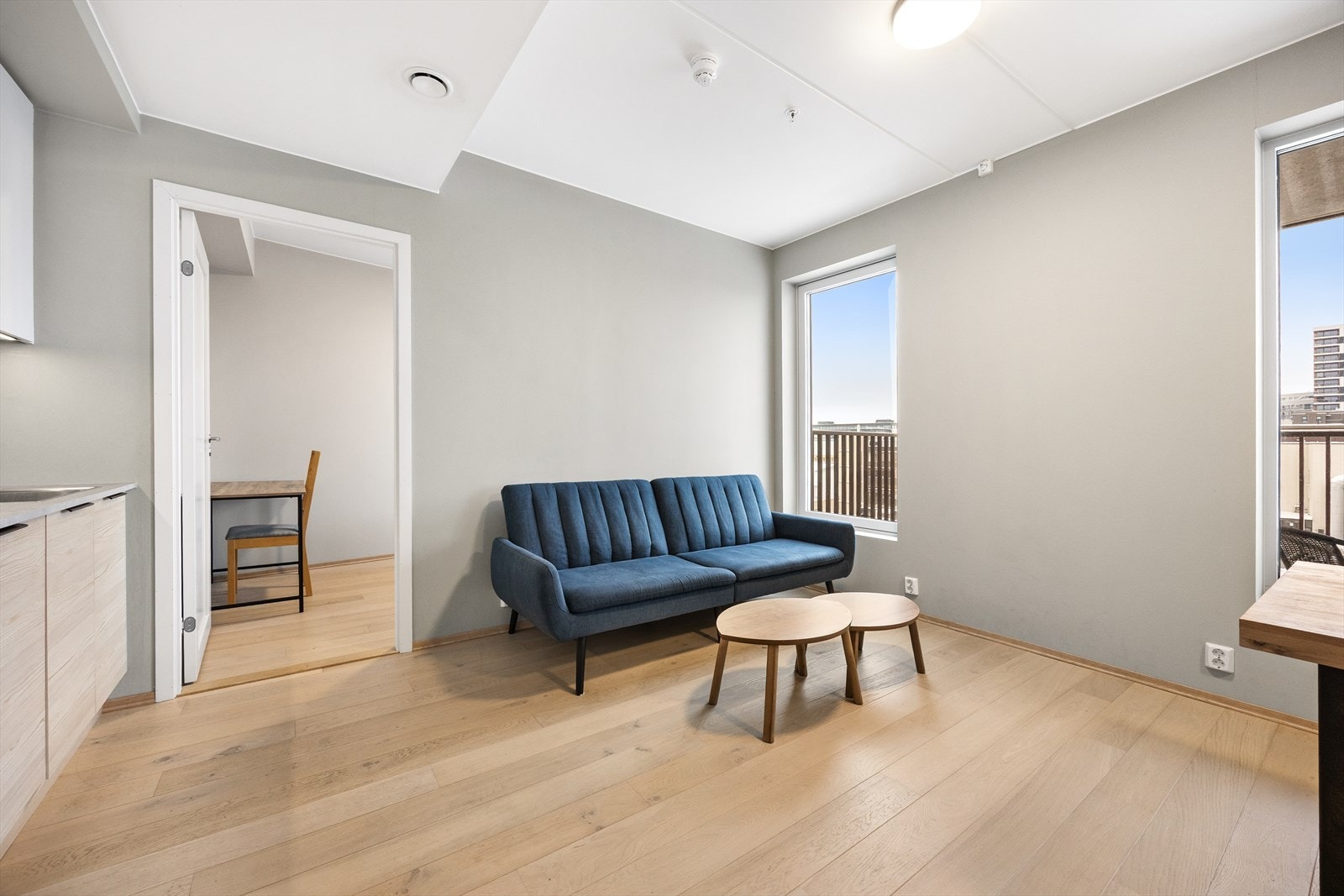 Stuen er malt i en lys og tidsriktig fargetone komplimentert med et pent parkettgulv. Galleribilde