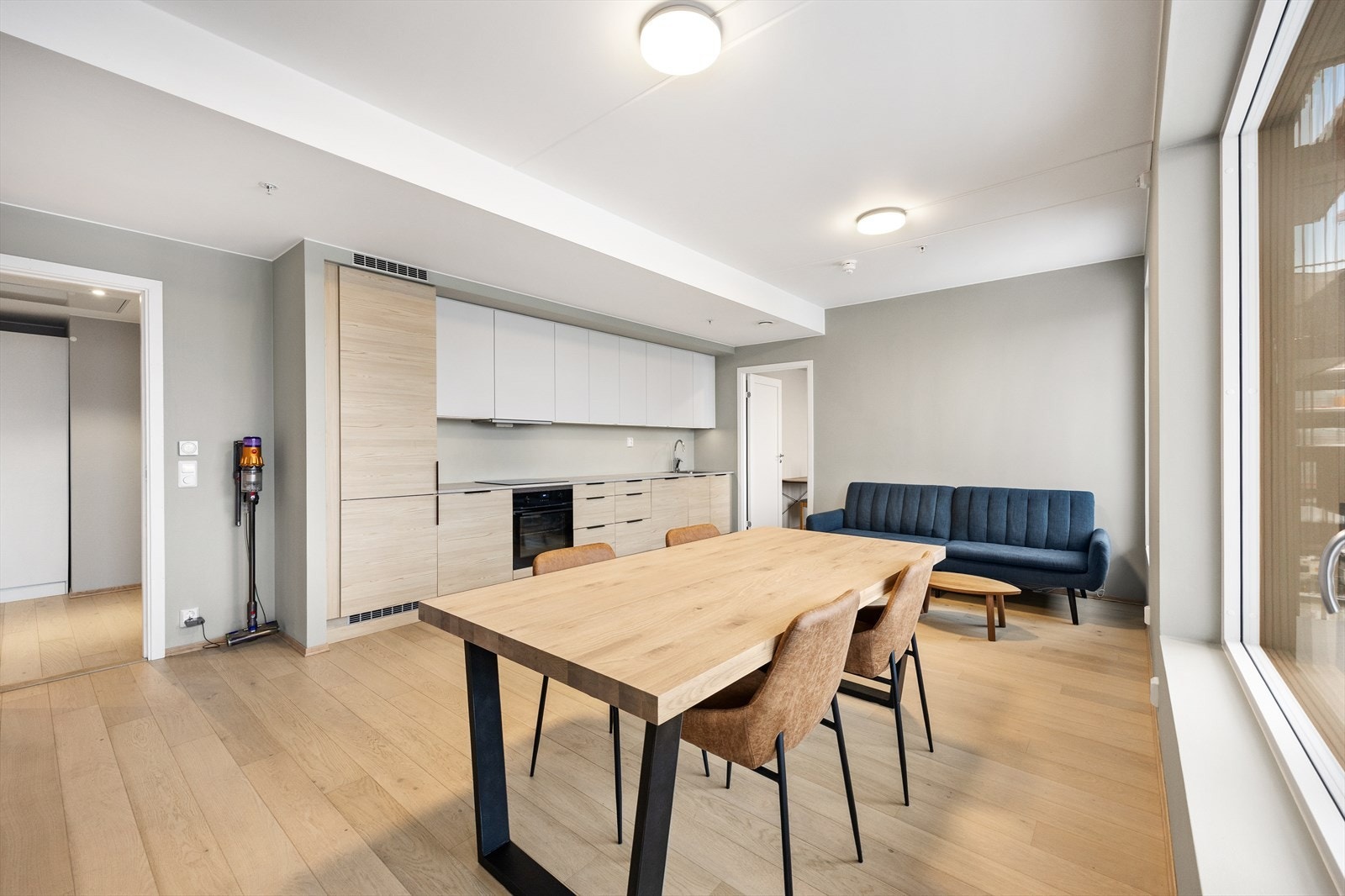 Stuen er enkel å innrede med plass til sofahjørne, salongbord, mediemøblement, spisegruppe og øvrige møblement Galleribilde