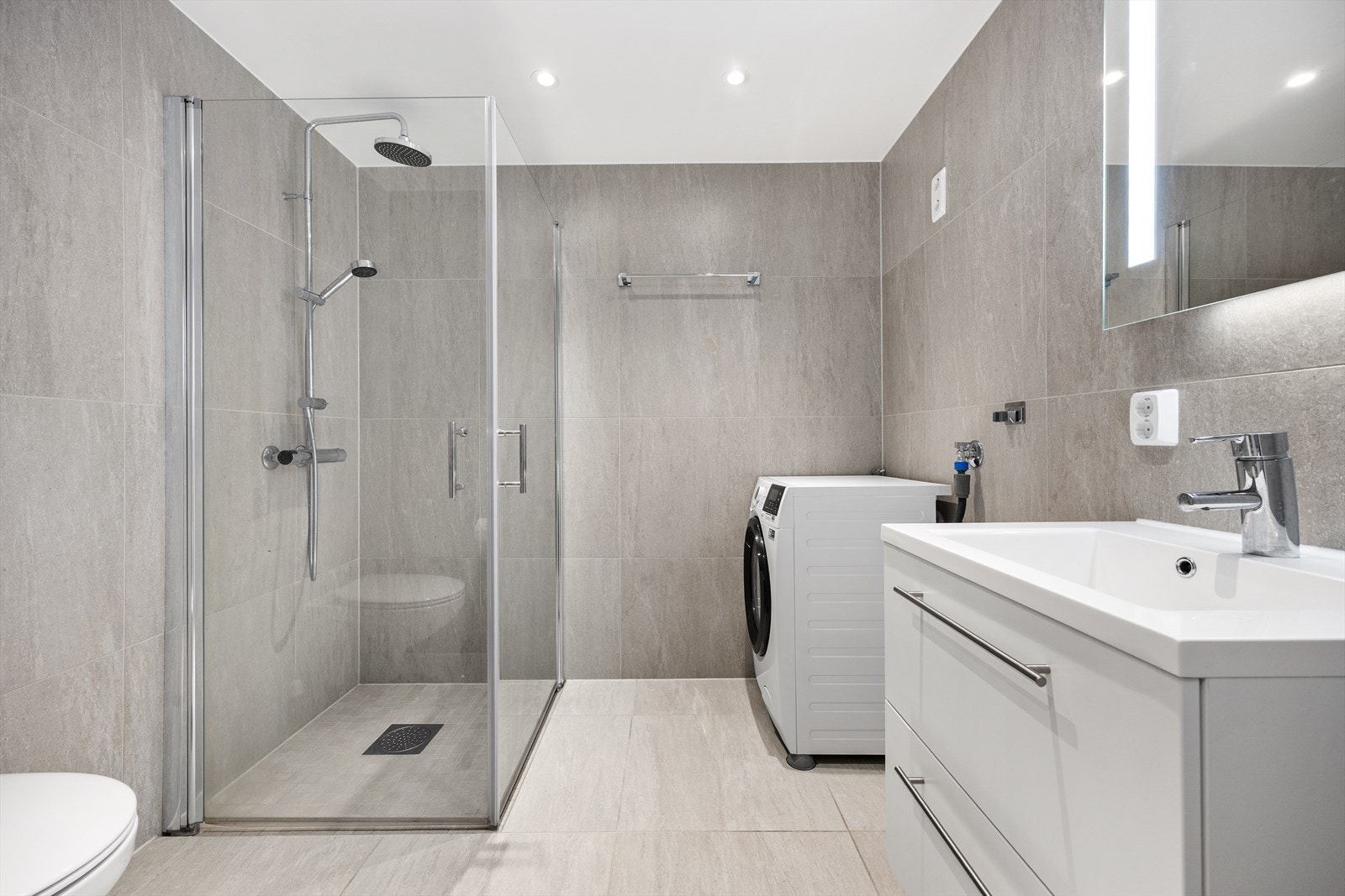 Delikat flislagt bad med downlights i himling. Galleribilde