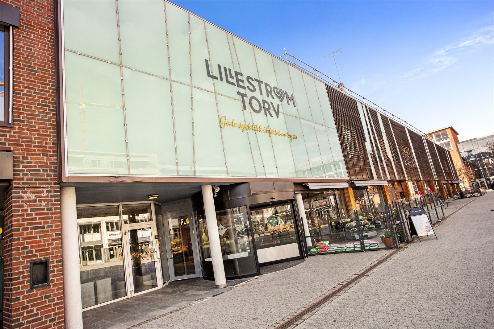 Lillestrøm Torv med et bredt tilbud av shopping og kaféer Galleribilde