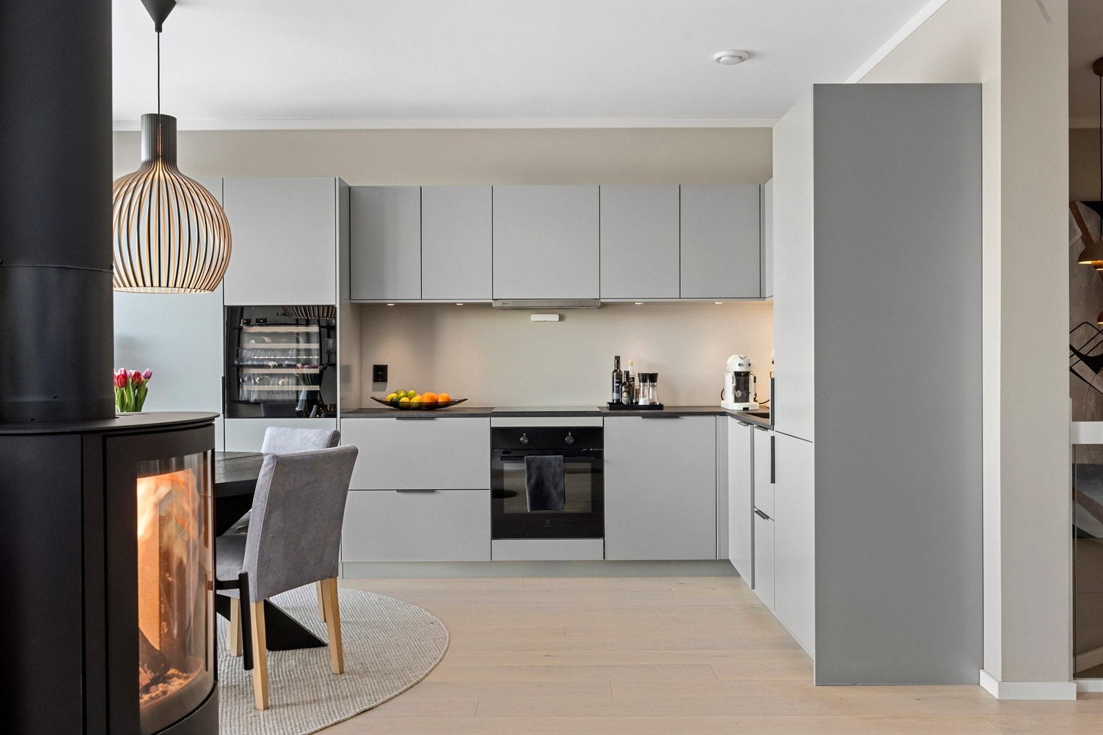 Kjøkkenet er levert av Drømmekjøkkenet og har moderne, malte slette fronter som gir et rent og tidløst uttrykk Galleribilde