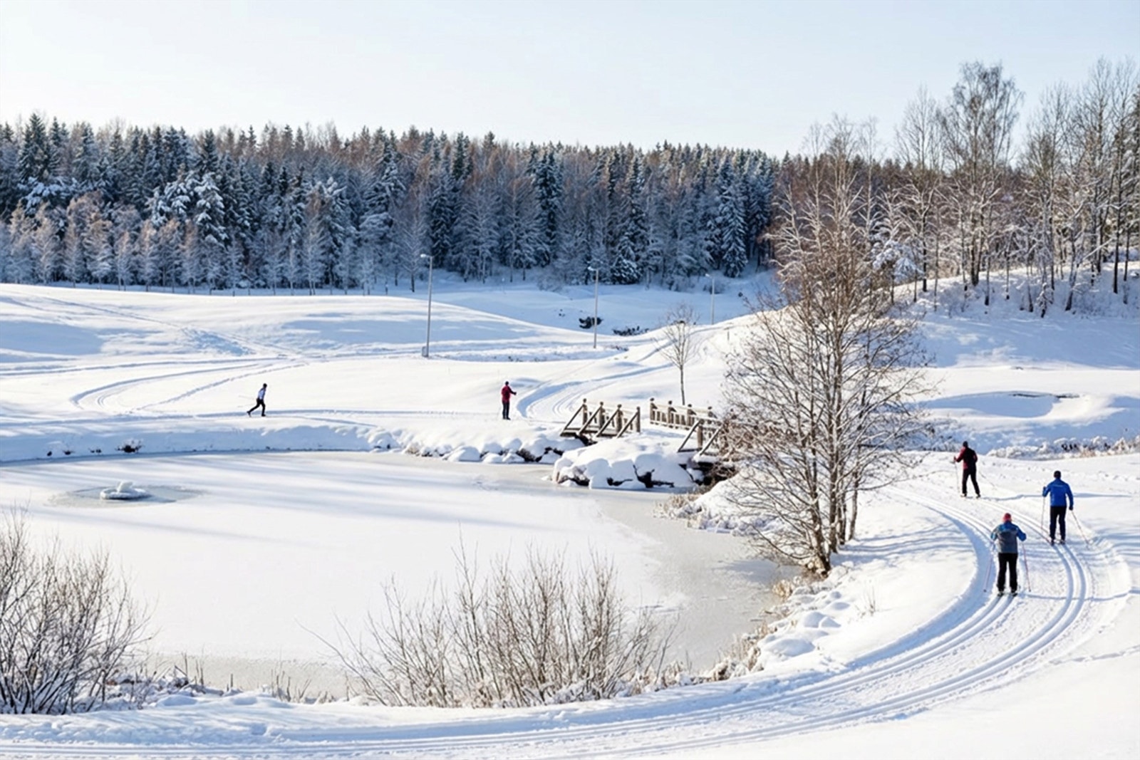 Om vinteren forvandles golfbanen til et langrennseldorado med kunstsnø og daglig preparerte løyper Galleribilde