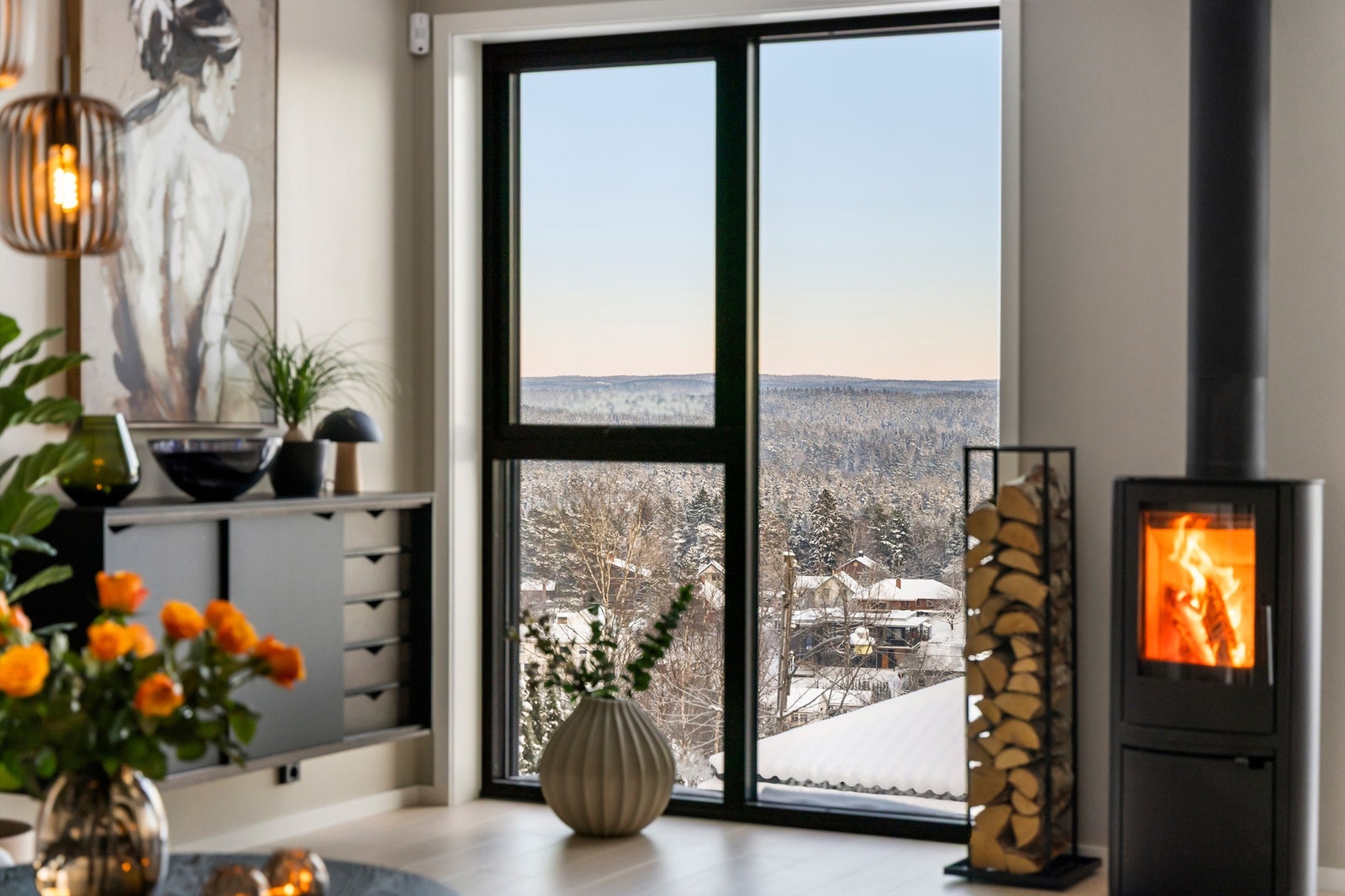 Fra stue- og kjøkkenvinduene nyter du også flott utsikt Galleribilde