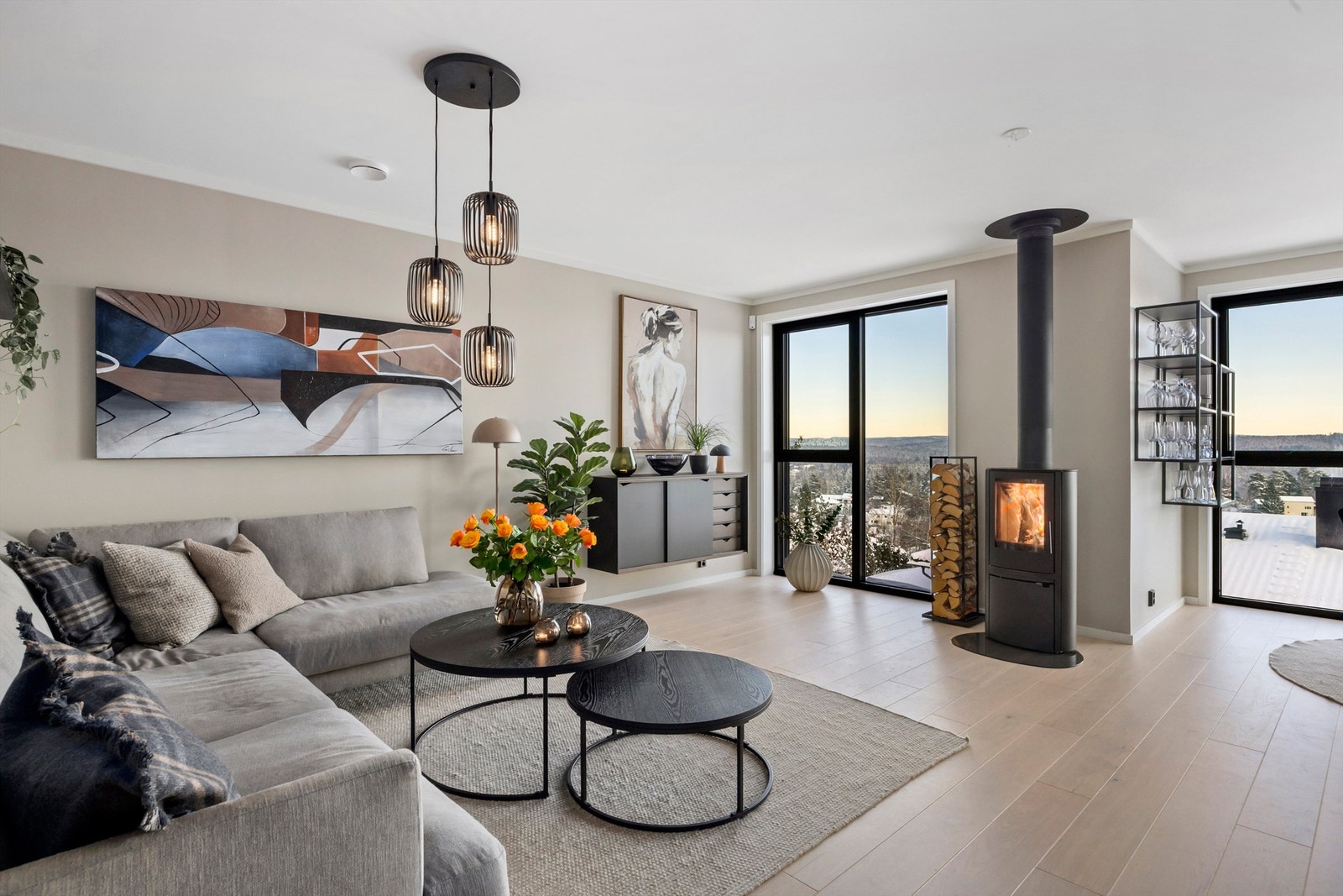 En dekorativ peis er plassert mellom stue og kjøkken Galleribilde