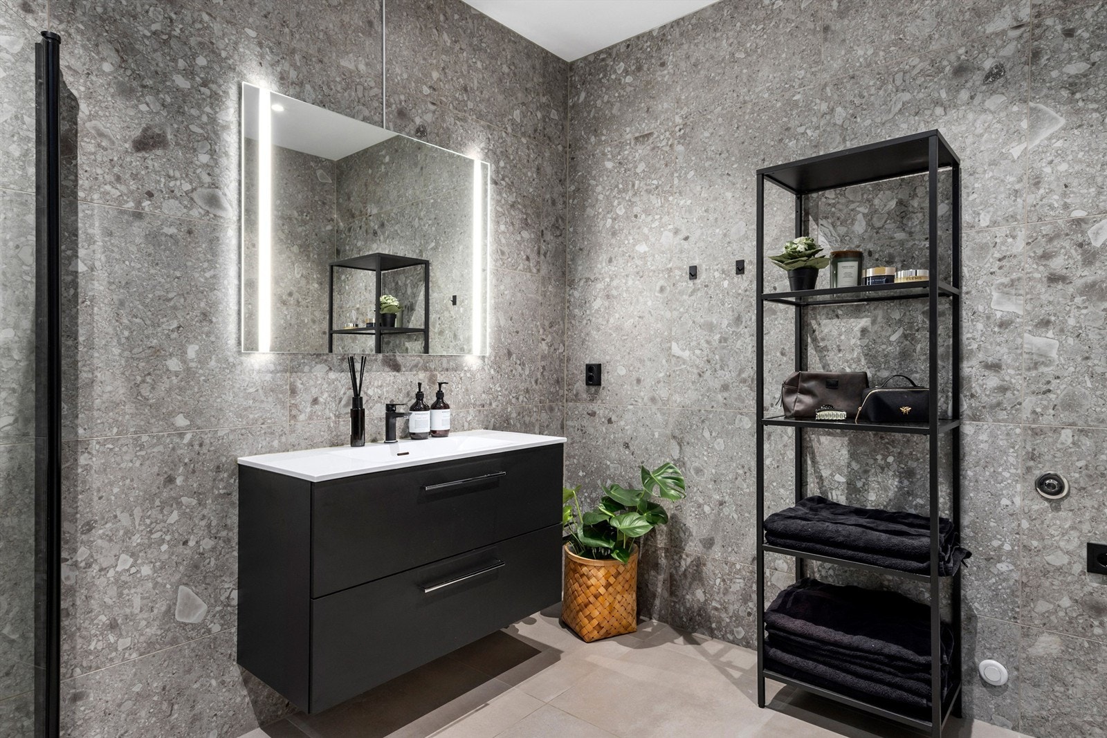 Boligen har to stilrene, flislagte bad med gulvvarme Galleribilde