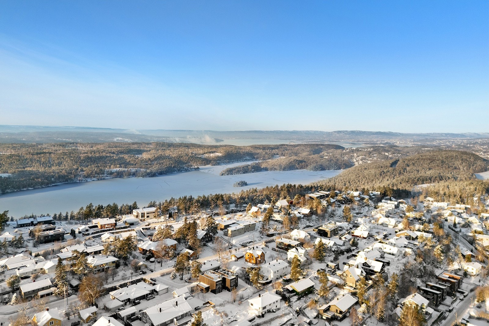Fra boligen er det gangavstand til Gjersjøen, med fine bademuligheter Galleribilde