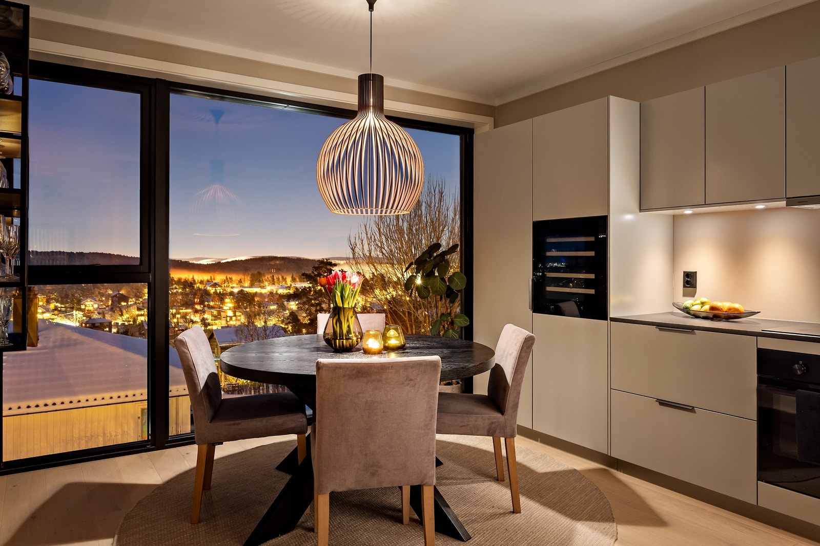 Hyggelig kveldsstemning på kjøkkenet Galleribilde