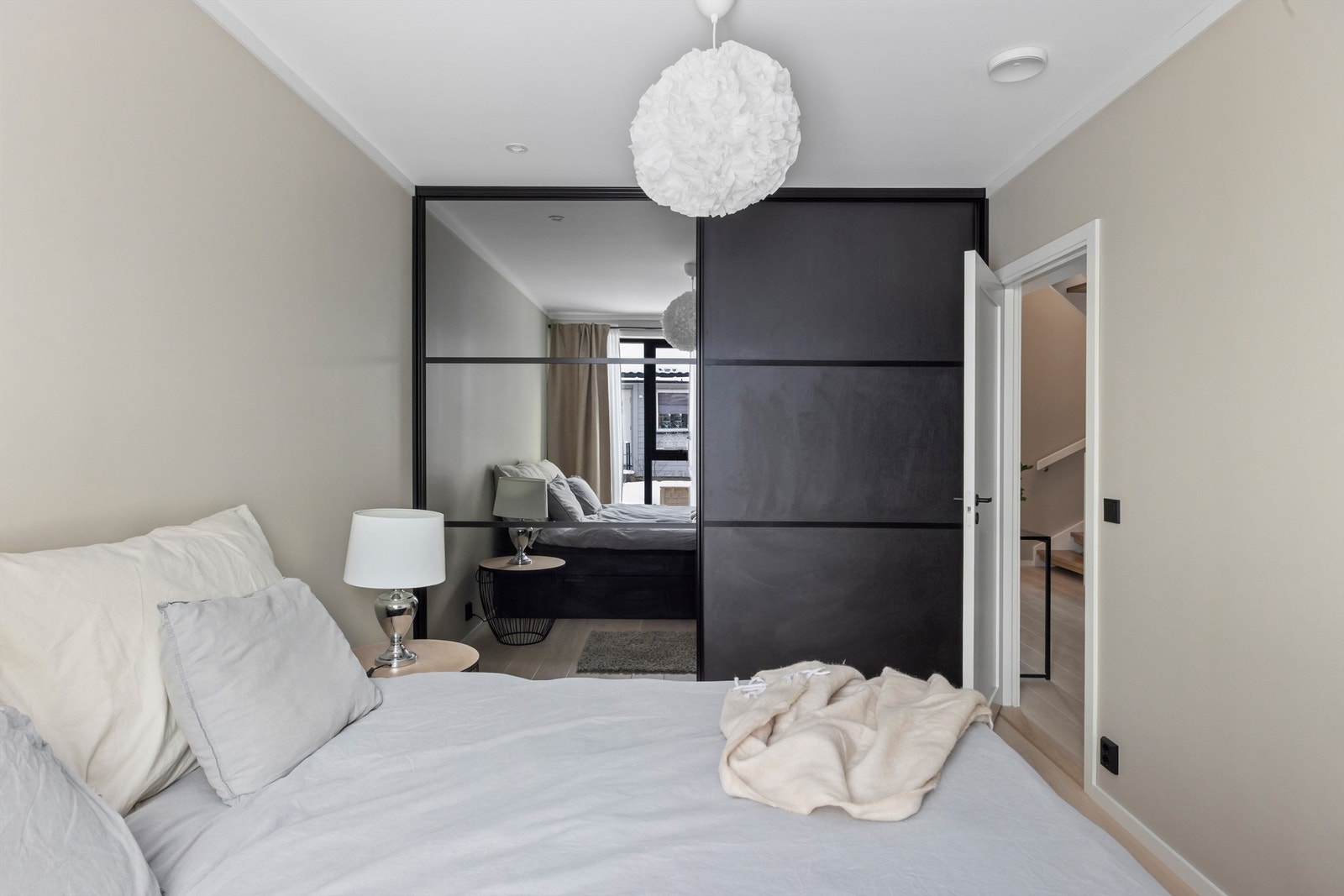 Soverommene er utstyrt med skyvedørsgarderobe Galleribilde