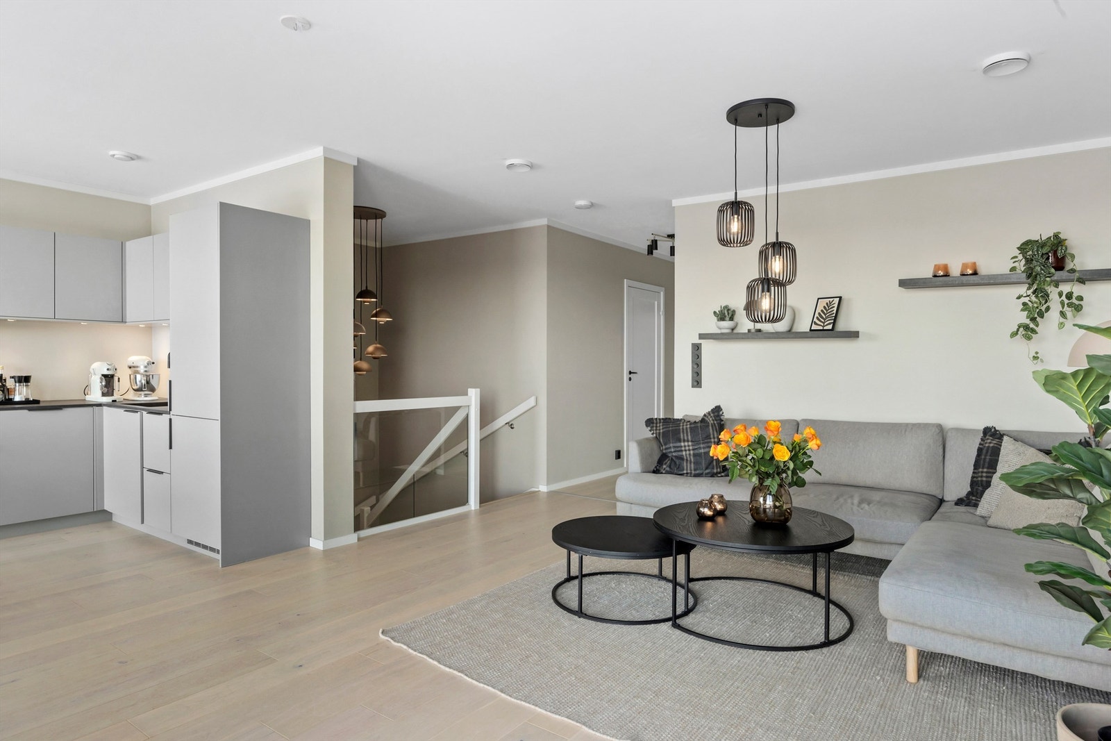 Boligen er malt i innbydende farger og har gulv med 1-stavs eikeparkett Galleribilde