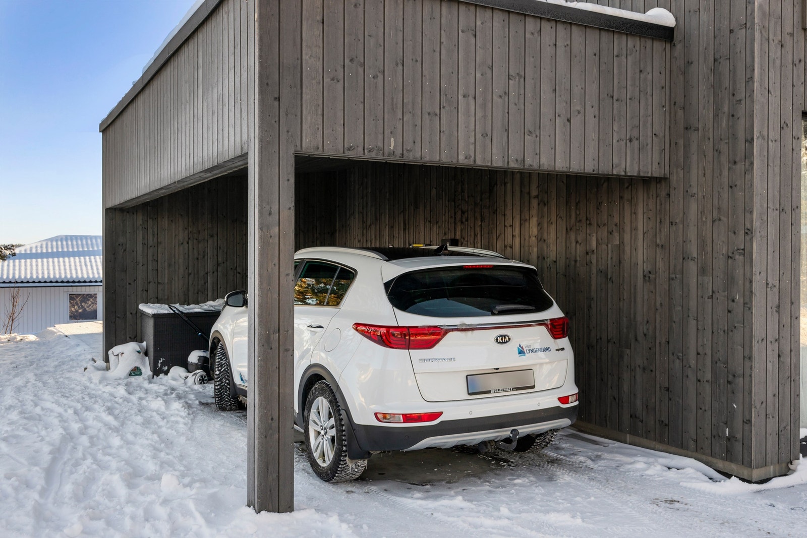 Parkering i carport med elbillader, samt oppstillingsplass på gårdsplass Galleribilde