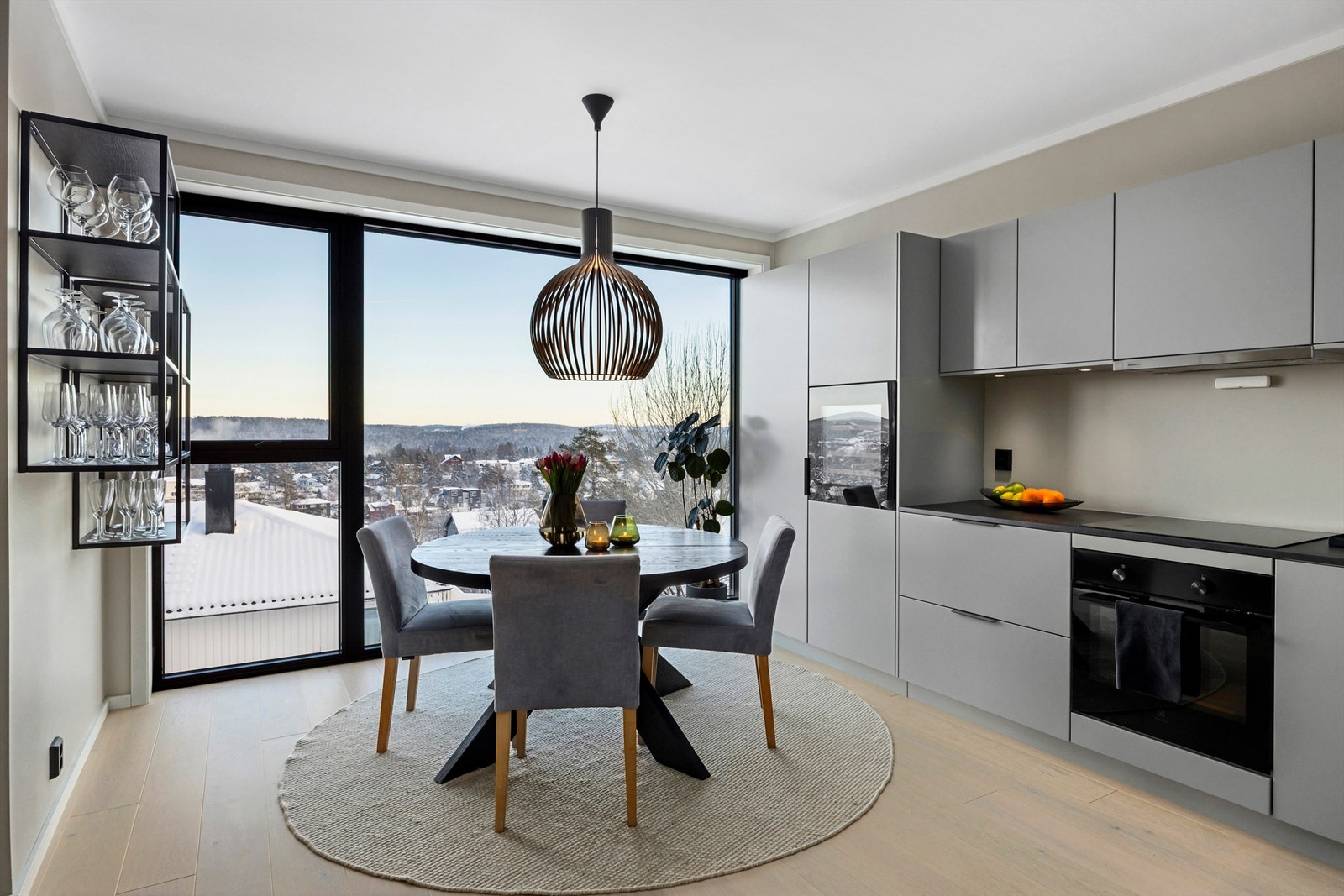 Det er god plass til spisebord og stoler i tilknytning til kjøkkensonen Galleribilde