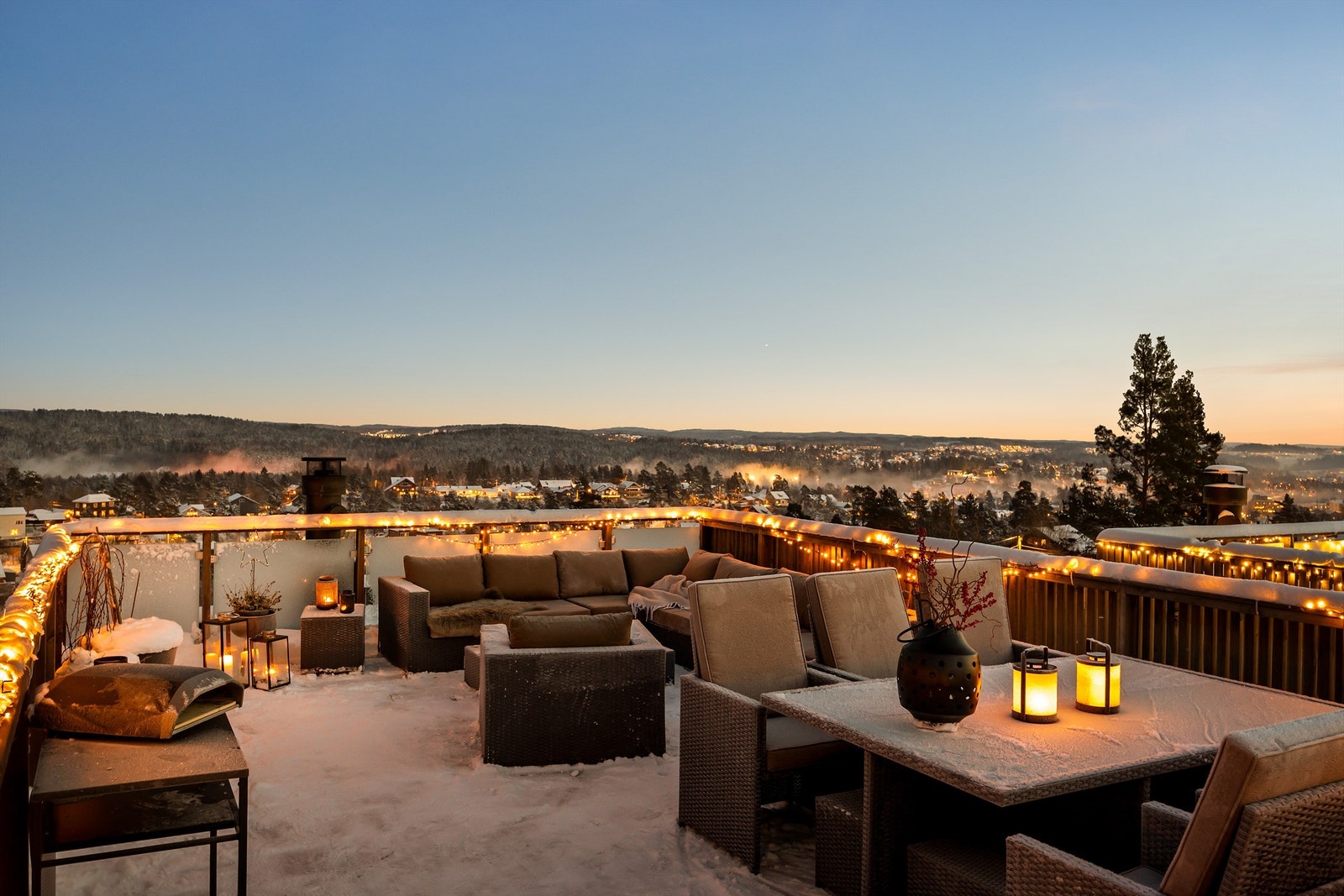 Boligen har en stor og solrik takterrasse med panoramautsikt Galleribilde