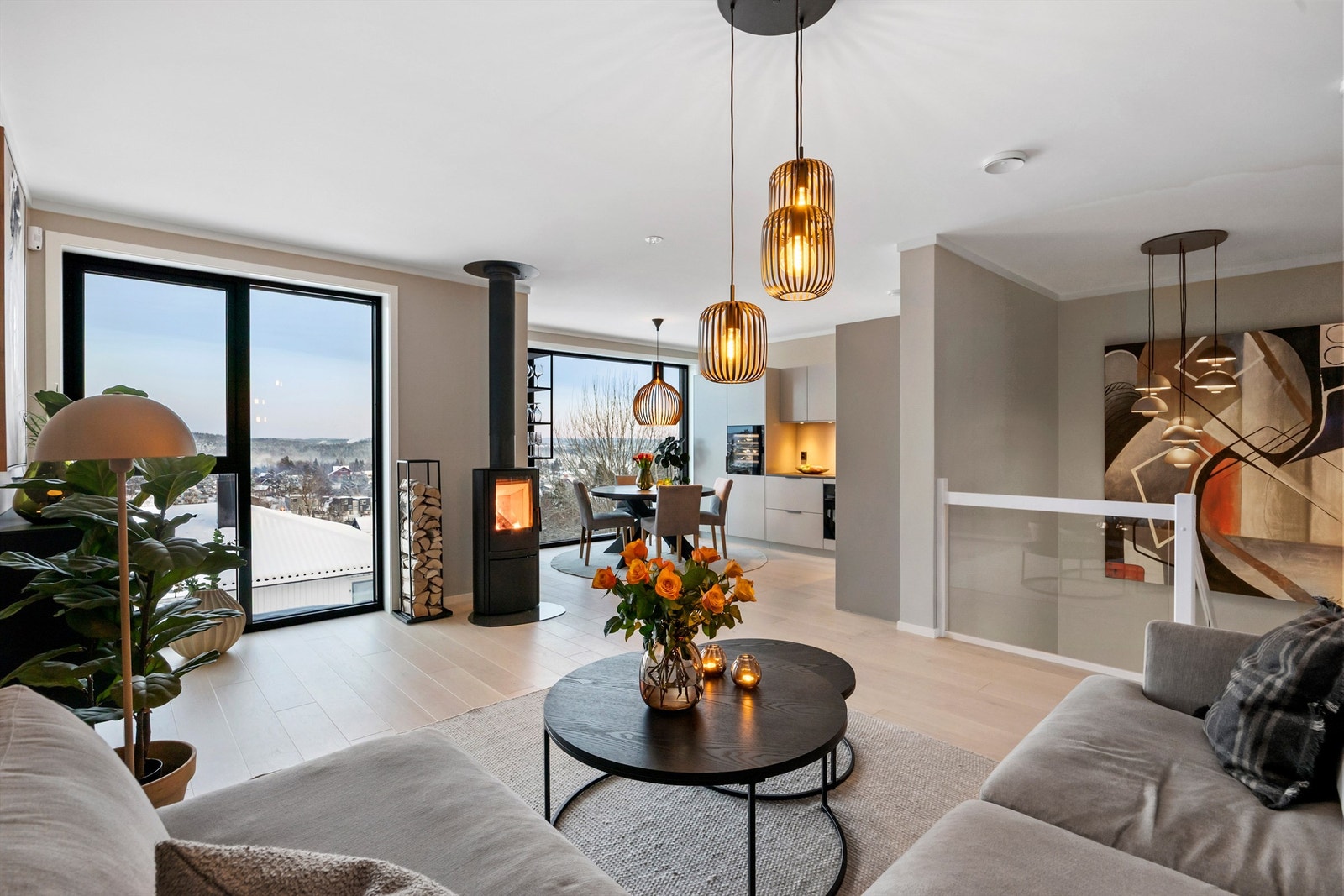 Stue og kjøkken er i en åpen løsning Galleribilde