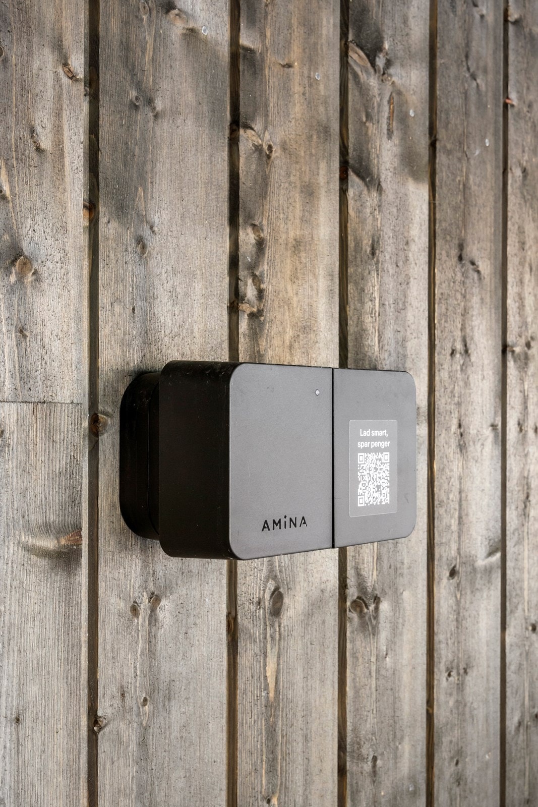 Det er montert elbillader i carporten Galleribilde