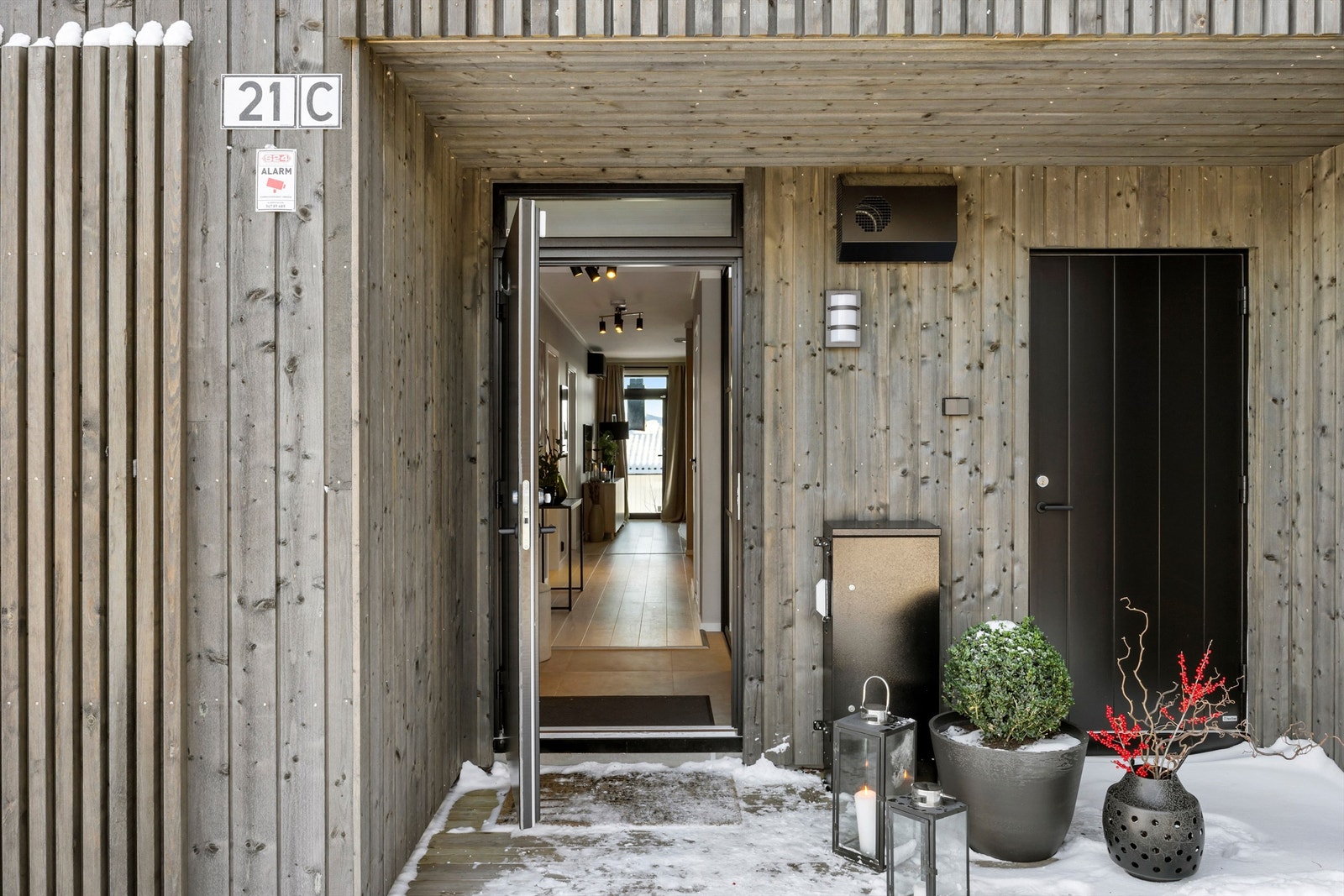 Hyggelig overbygget inngangsparti Galleribilde