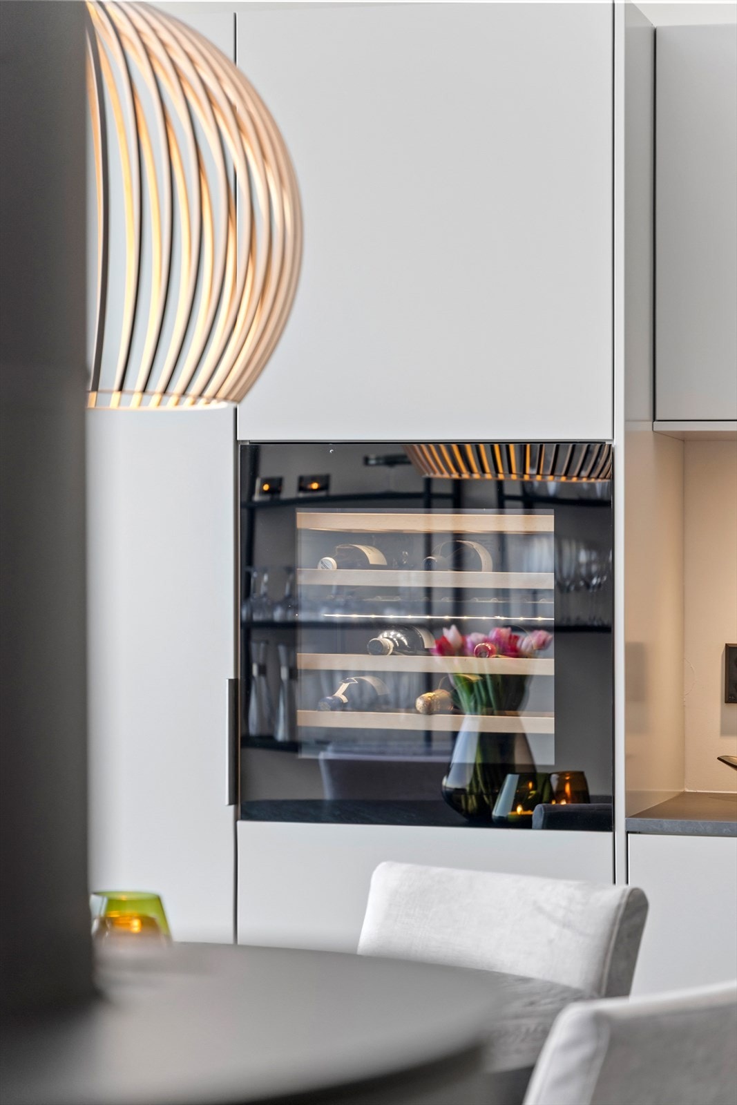 Det er gjort flere tilvalg på kjøkkenet, som blant annet to høyskap hvor det ene har integrert vinskap Galleribilde