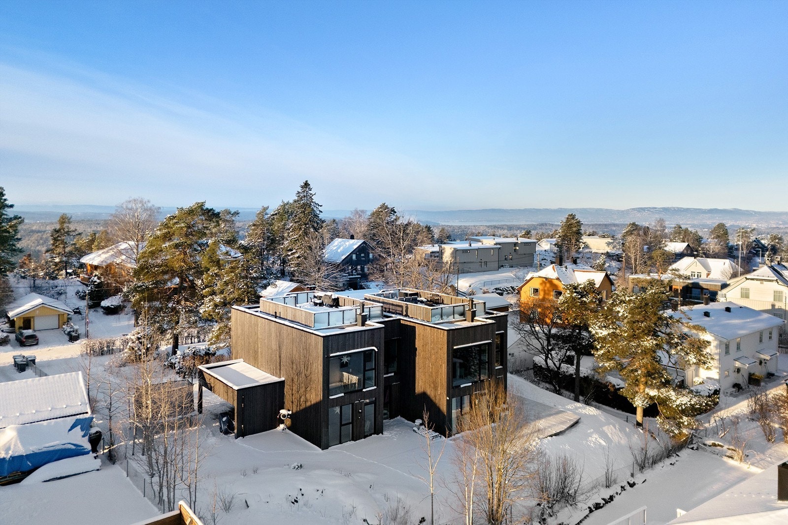 Området har gode kollektivmuligheter med buss og tog. Myrvoll stasjon ligger ca. 11 minutters gange fra eiendommen Galleribilde