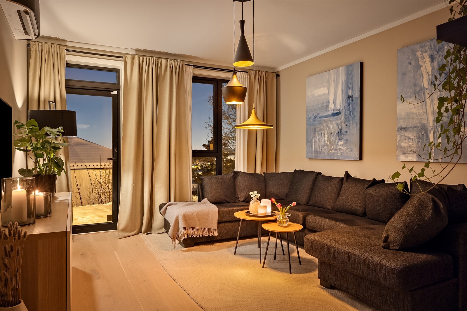 Stuen i 1. etasje har 1-stavs eikeparkett med gulvvarme Galleribilde