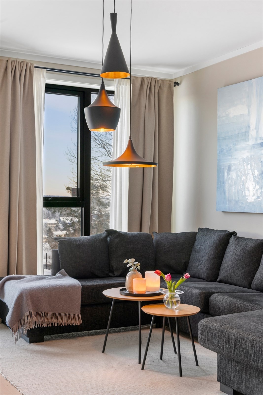 Stuen kan innredes med sofa, bord, TV og TV-benk Galleribilde