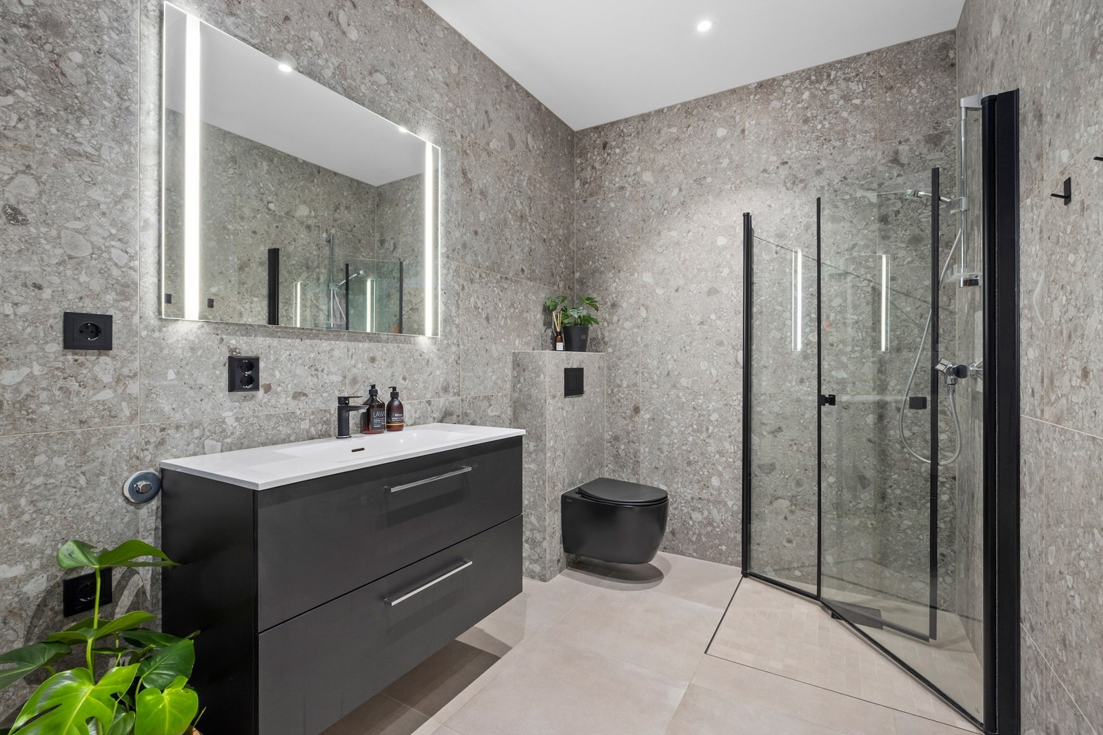 Delikat flislagt bad med funksjonell innredning Galleribilde