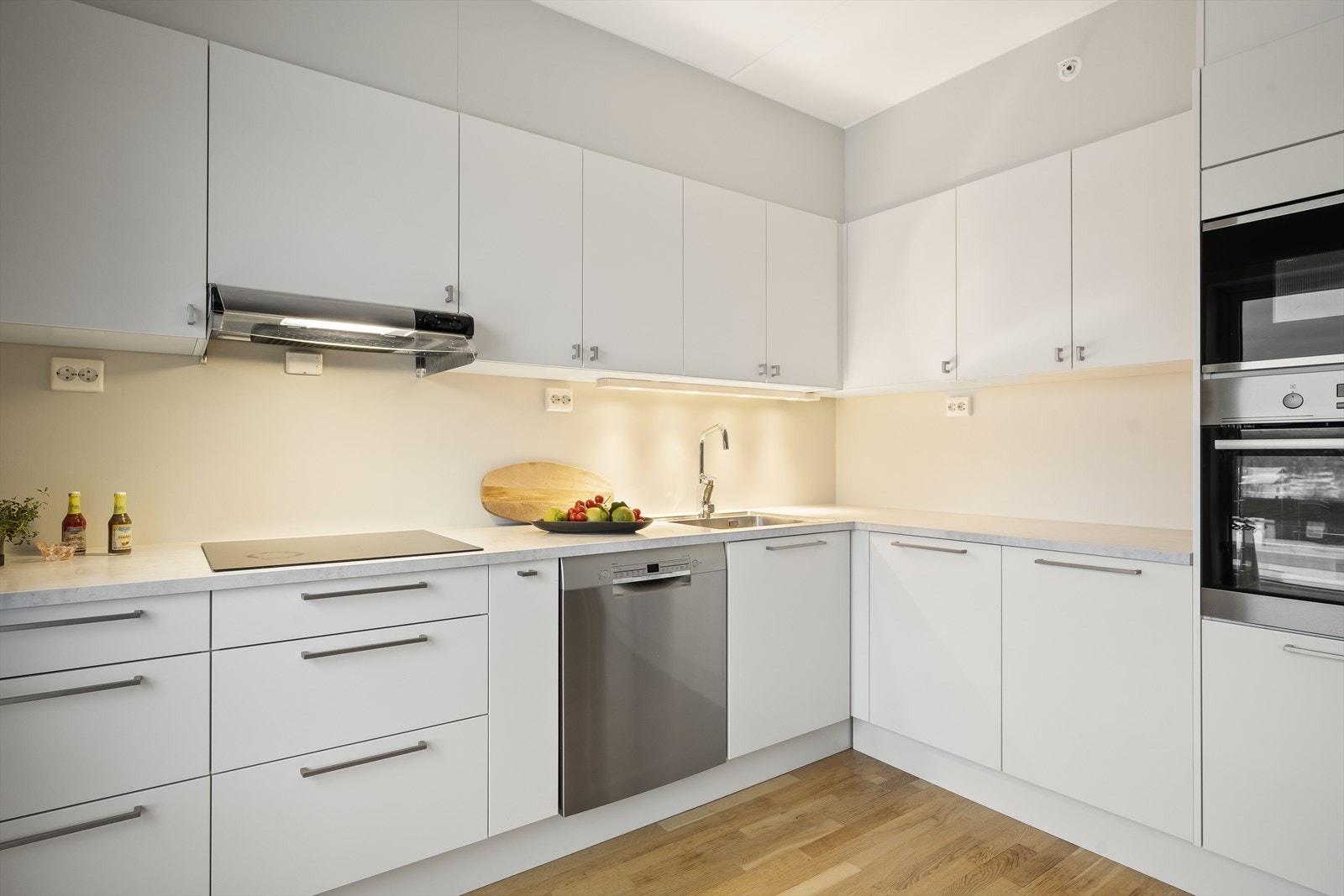 Praktisk med integrerte hvitevarer i høyskap Galleribilde