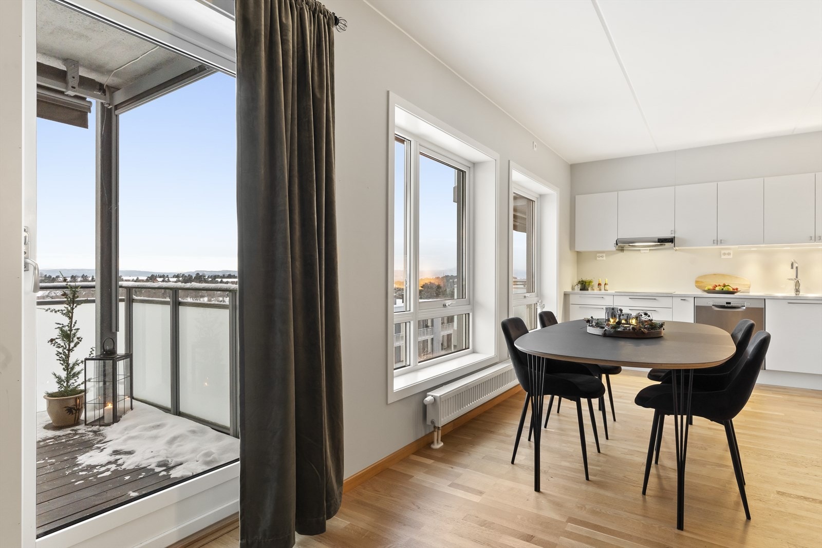 Tidsmesig leilighet med flotte lysforhold Galleribilde