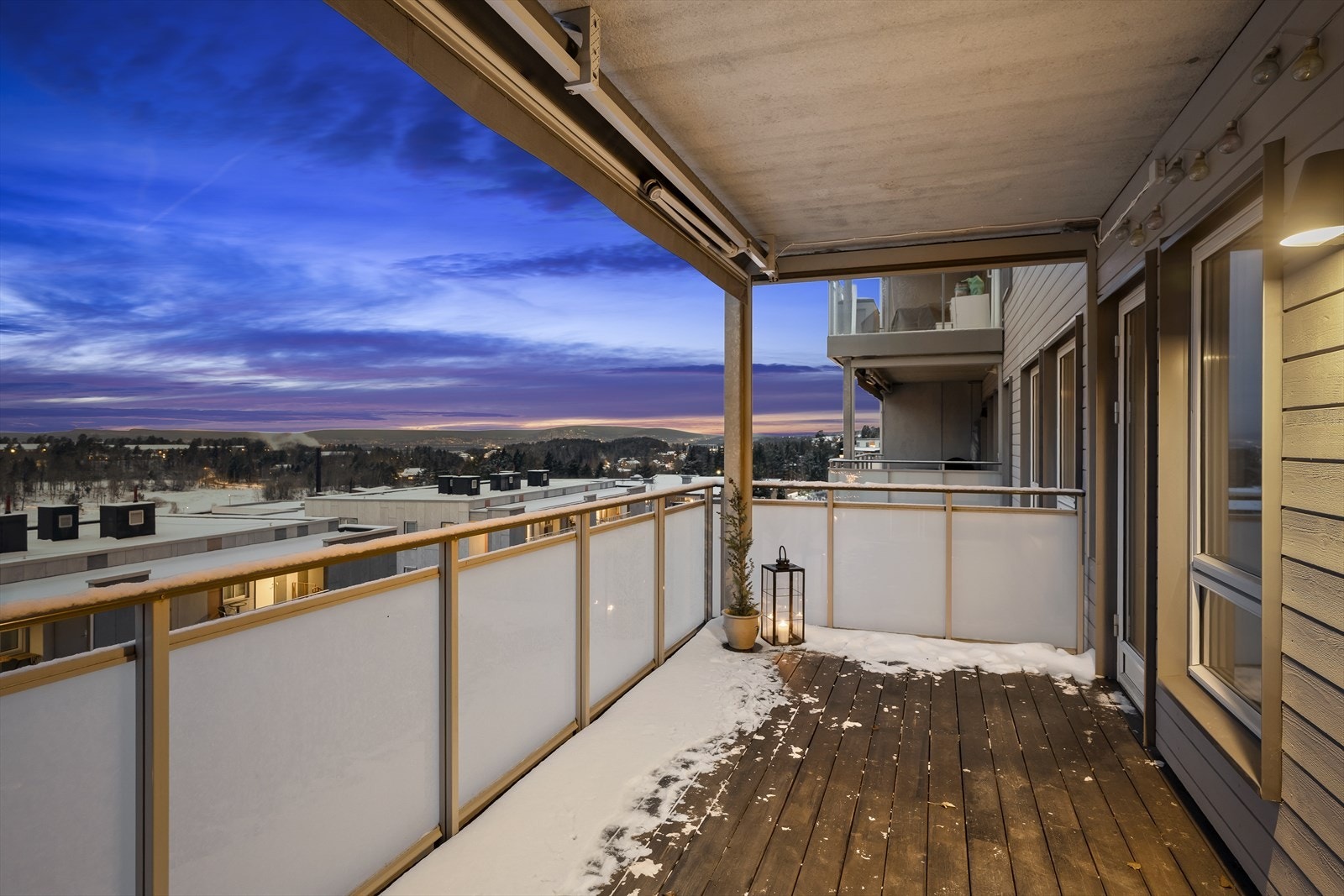 Praktisk med overbygg samt både el markise og el. screen mot nabo Galleribilde