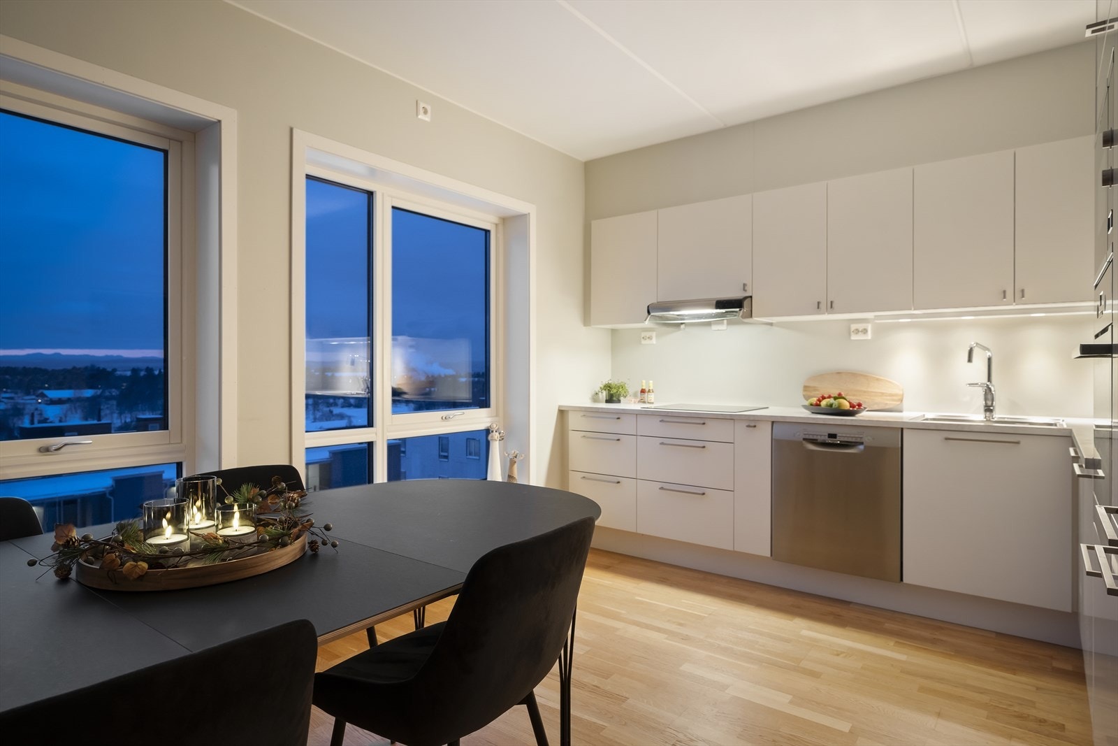 Komplett Sigdal kjøkken og spisestue med utsikt Galleribilde