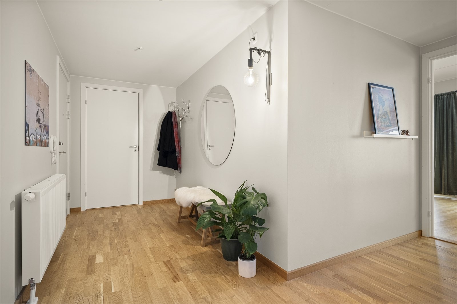 Entre til gang og romslig bod Galleribilde