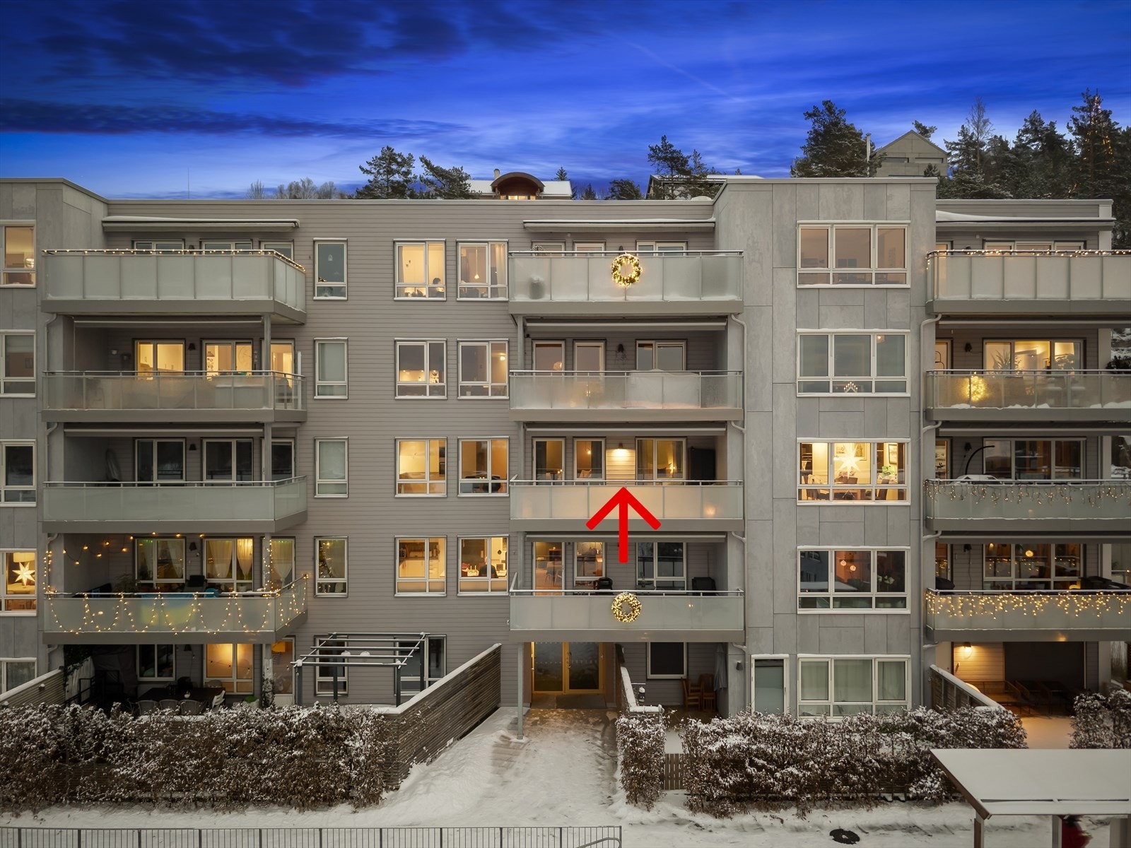 Romslig balkong i 3.etasje - solrik og utsikt mot vest Galleribilde