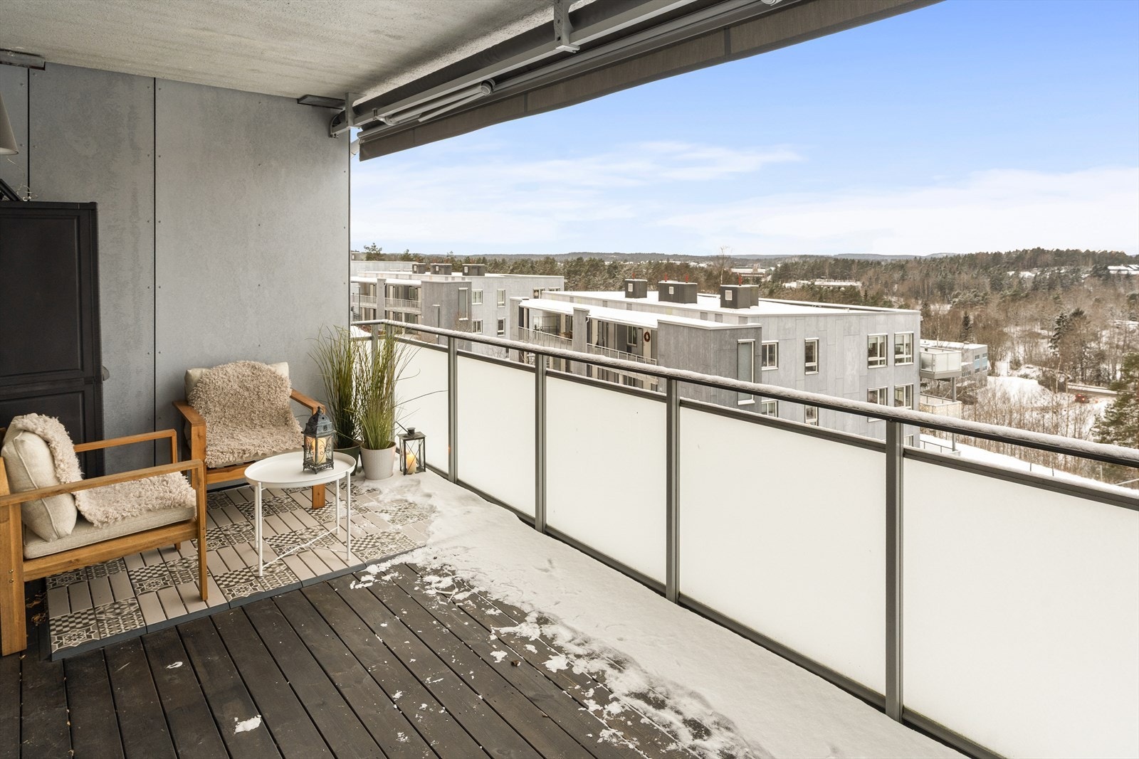 Praktisk med overbygg samt både el markise og el. screen mot nabo Galleribilde