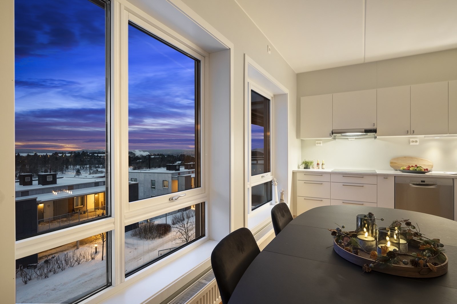 Komplett Sigdal kjøkken og spisestue med utsikt Galleribilde