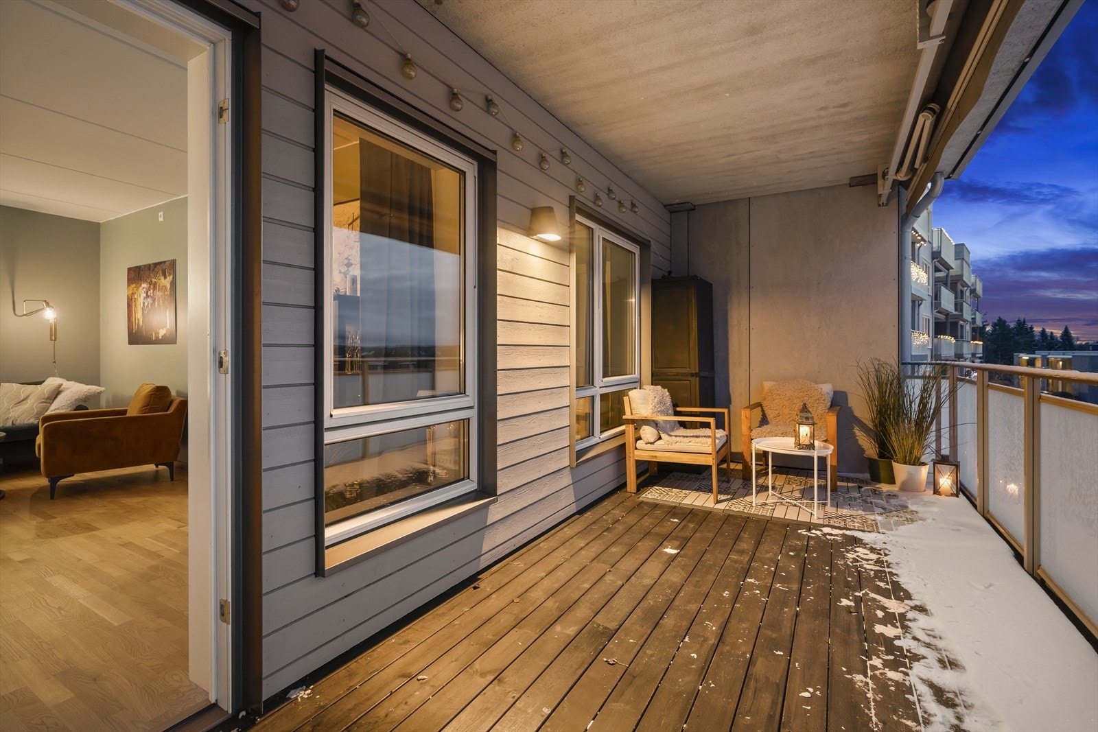 Praktisk med overbygg samt både el markise og el. screen mot nabo på andre siden Galleribilde