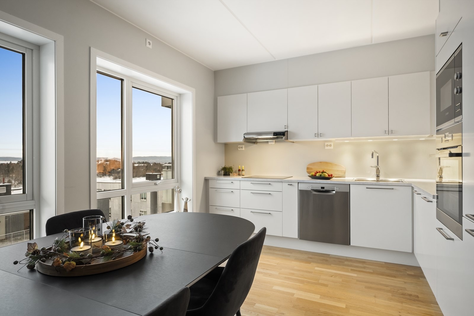 Komplett Sigdal kjøkken og spisestue med utsikt Galleribilde