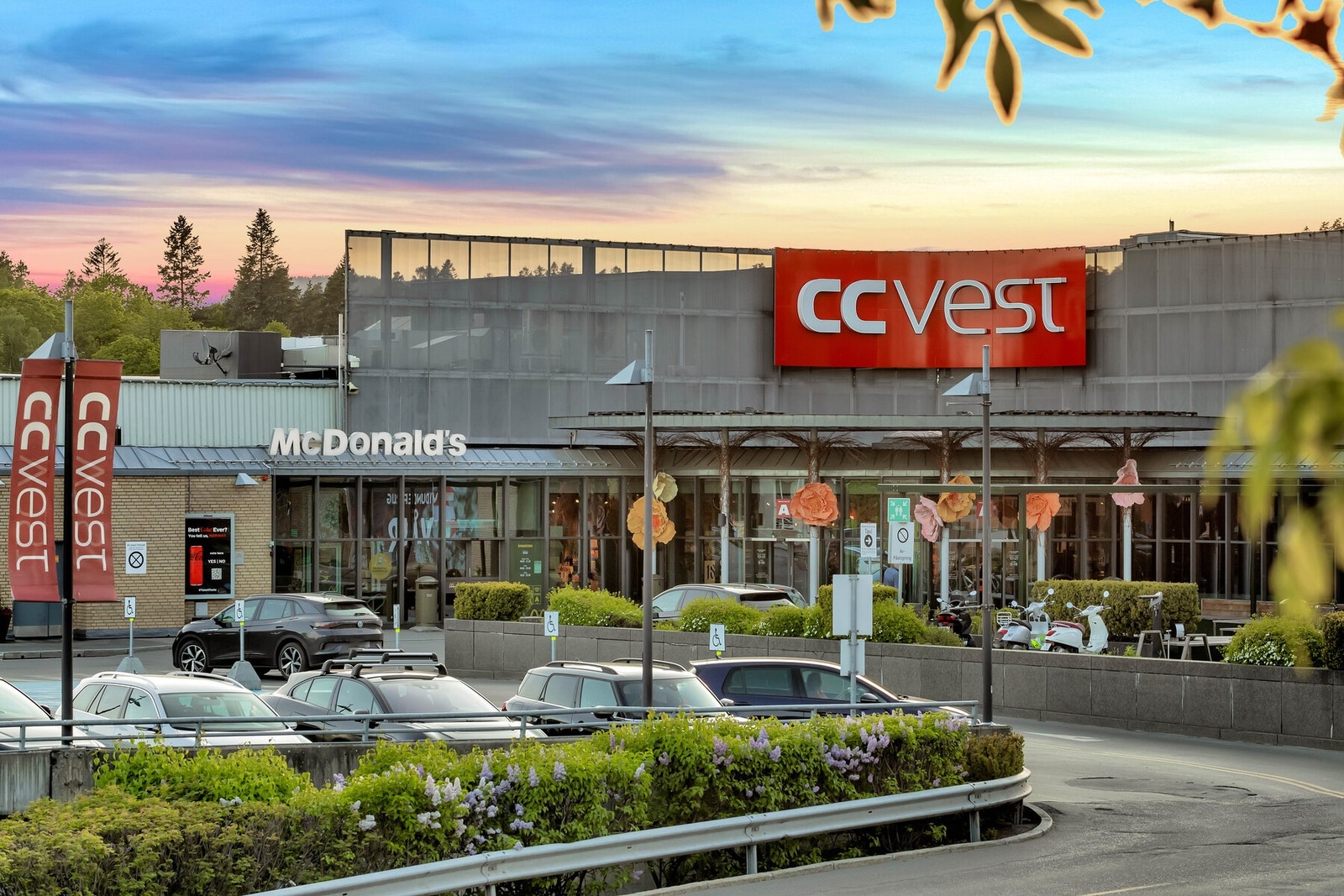 CC Vest har et bredt tilbud av butikker. Her er det blant annet legesenter, Vinmonopol, et bredt utvalg av kles- og sportsforretninger samt kafeer og restauranter. Galleribilde