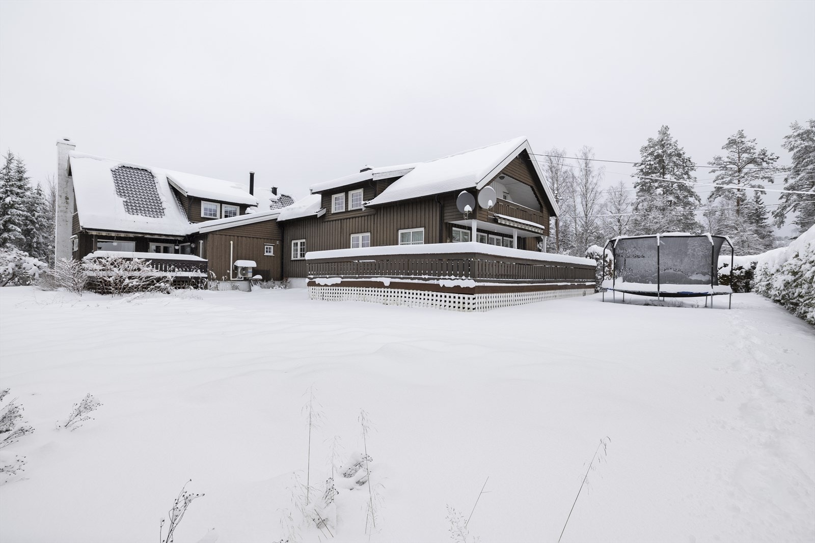 Tomten er opparbeidet med plen og gir rikelig med plass for lek og aktiviteter. Galleribilde