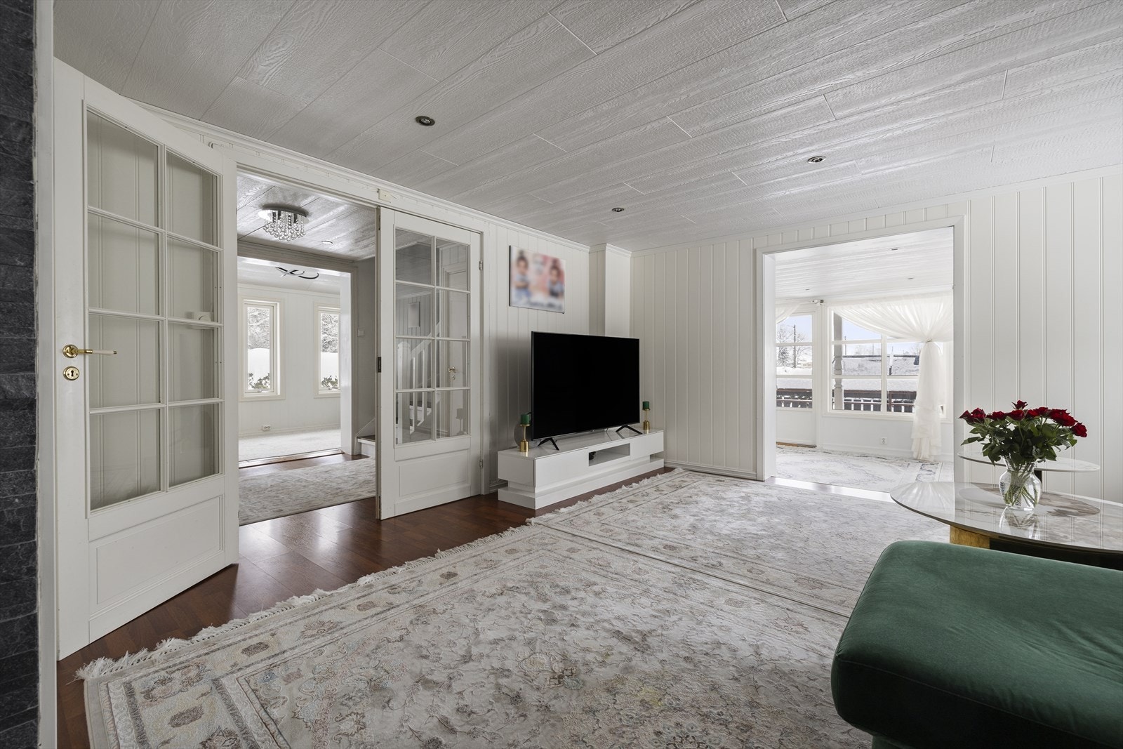 Doble glassdører skiller gangen fra TV-stuen, og kan lukkes ved behov. Galleribilde