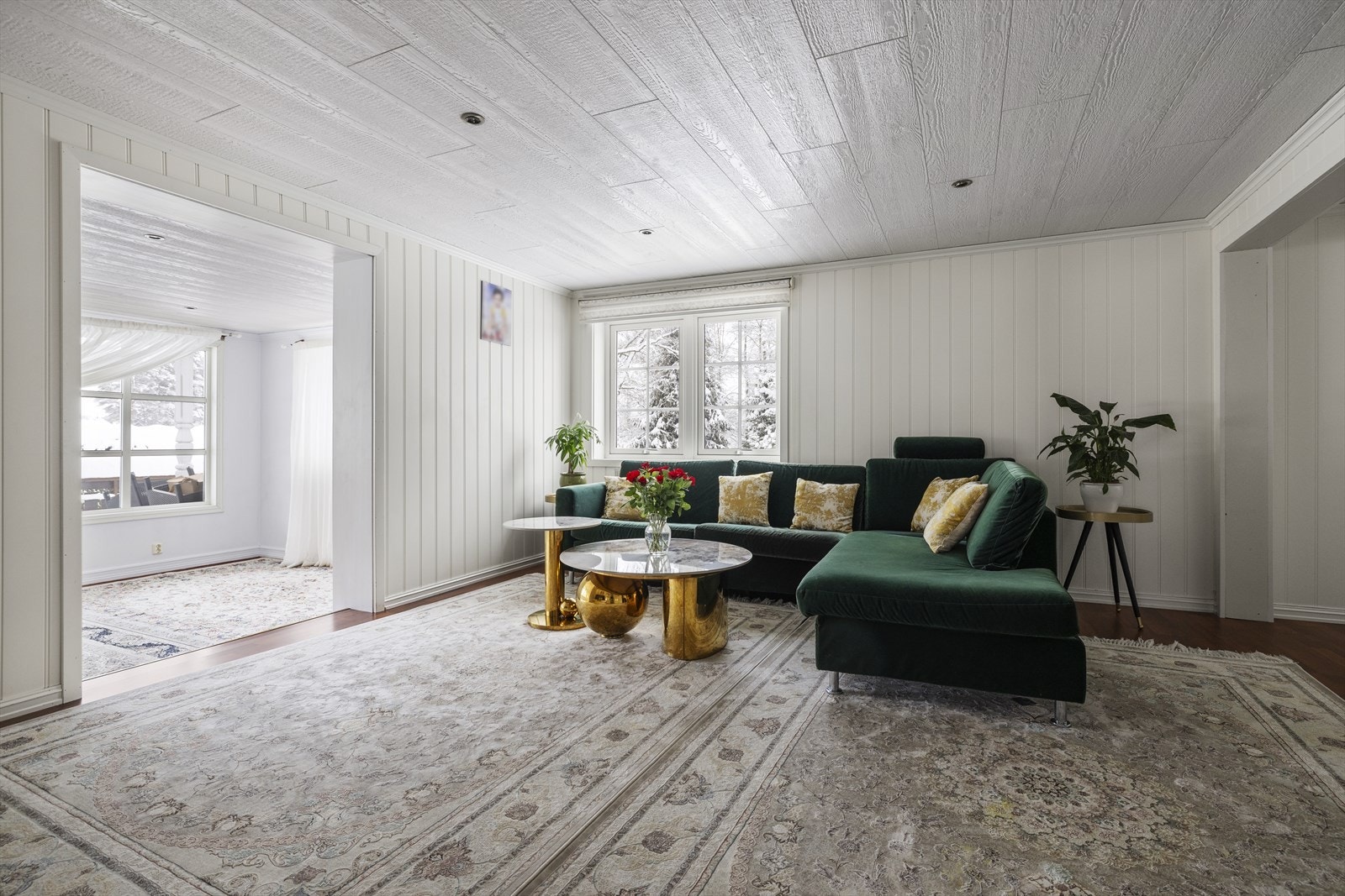 Rommene i første etasje har en sammenhengende flyt, fra kjøkken til stue. Galleribilde