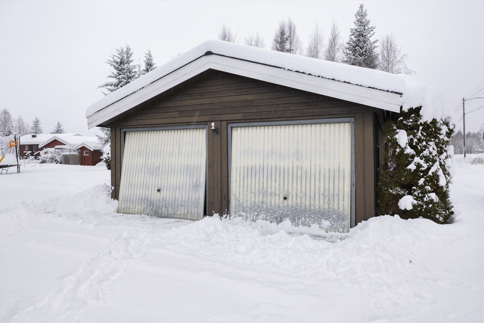 Til eiendommen hører en frittstående garasje på 34 m² Galleribilde