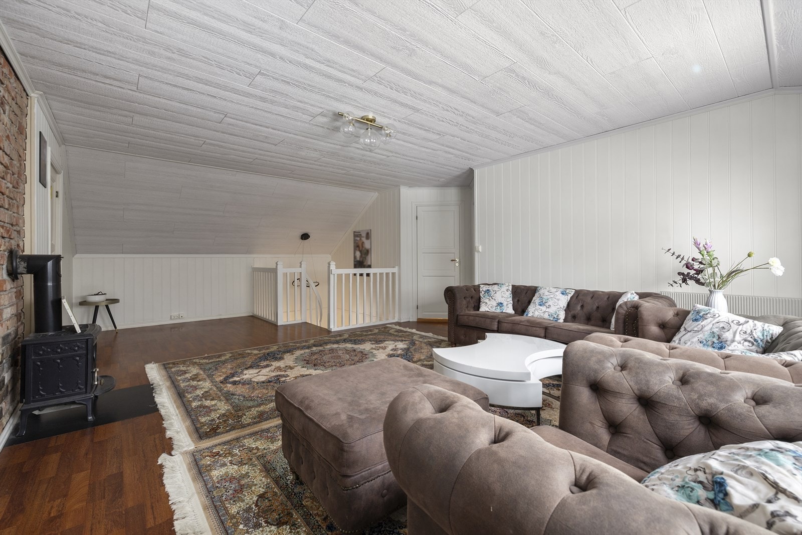 Stuen fungerer som et samlingspunkt for soveromsavdelingen i etasjen. Galleribilde