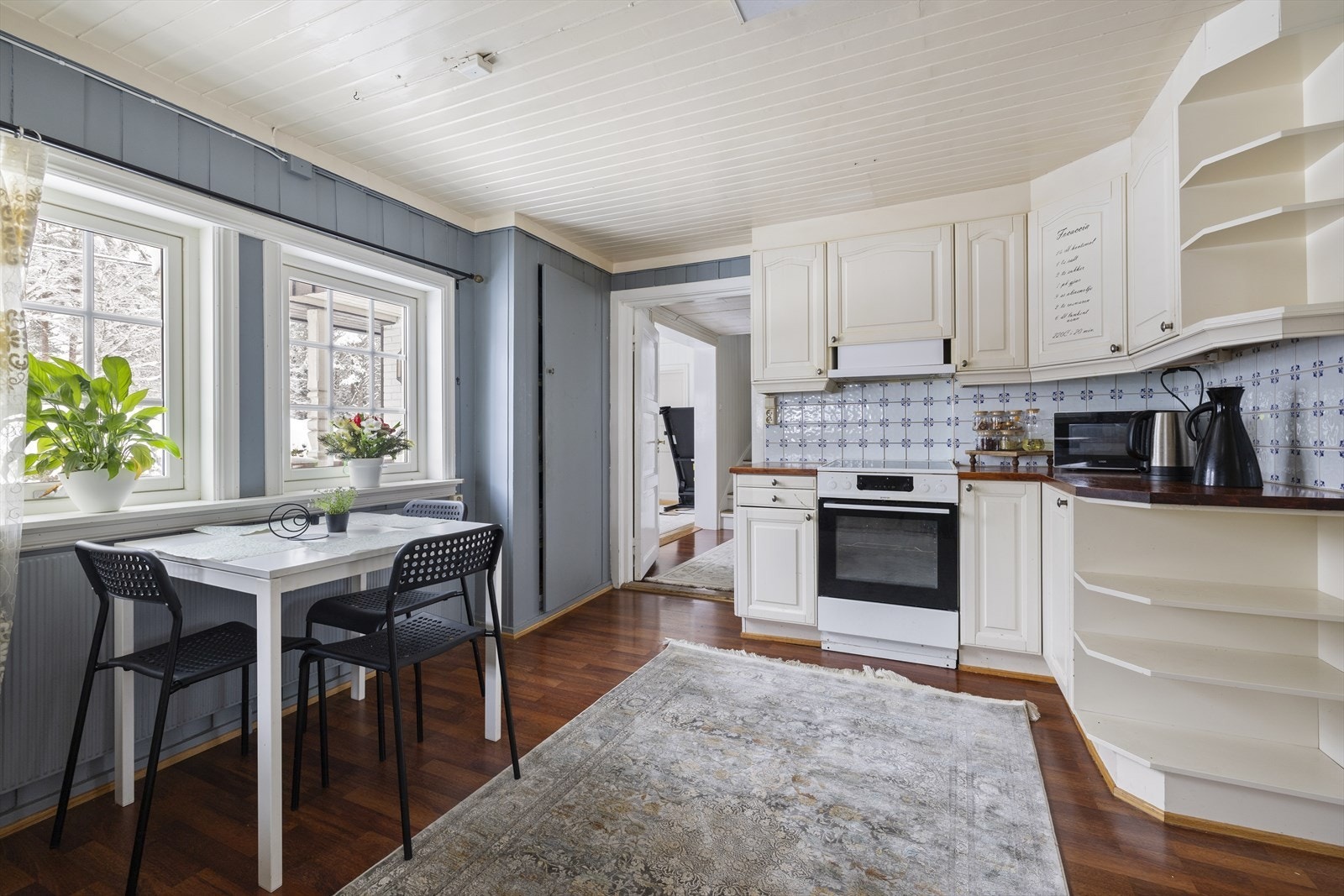 Det er god plass til en spiseplass ved vinduet for de raske måltidene. Galleribilde