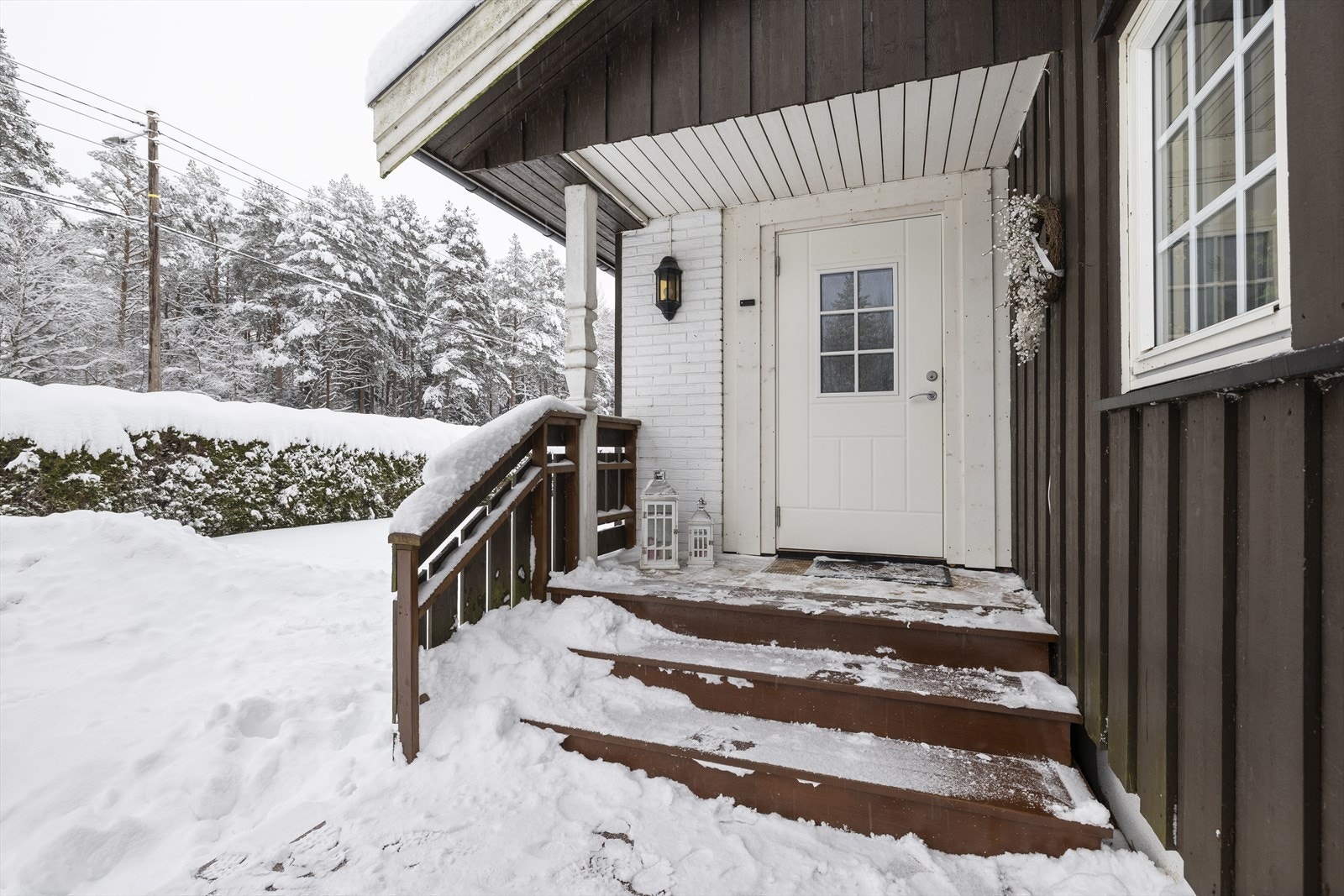 Et overbygget inngangsparti på 8 m² fører deg inn i boligen. Galleribilde