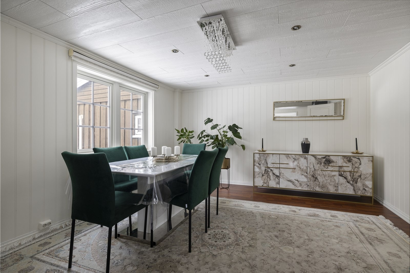 Rommet ligger i åpen forbindelse med TV-stuen, og hele huset ble malt innvendig i 2022. Galleribilde