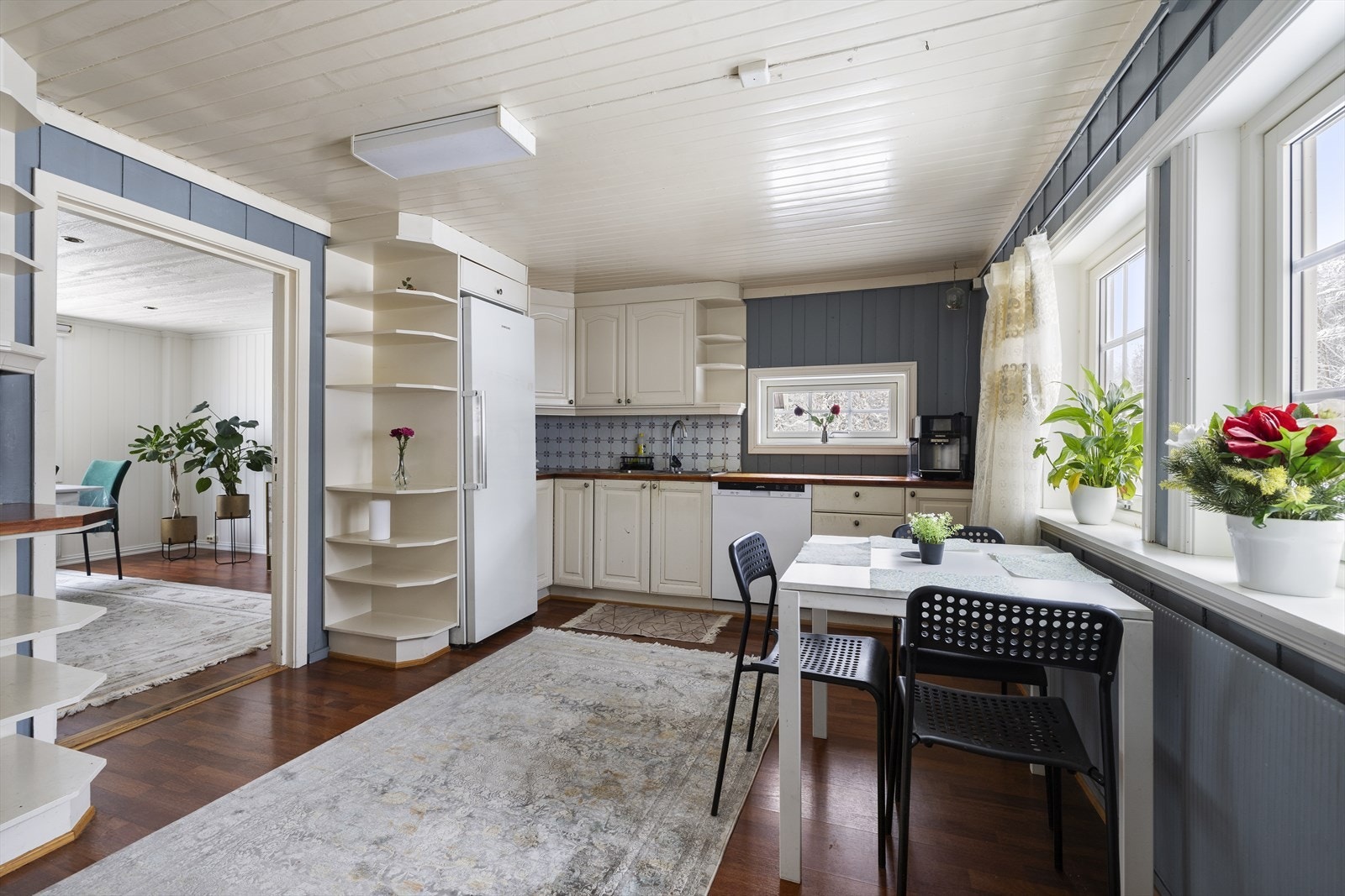 Kjøkkenet på 14 m² har en funksjonell innredning med profilerte fronter. Galleribilde