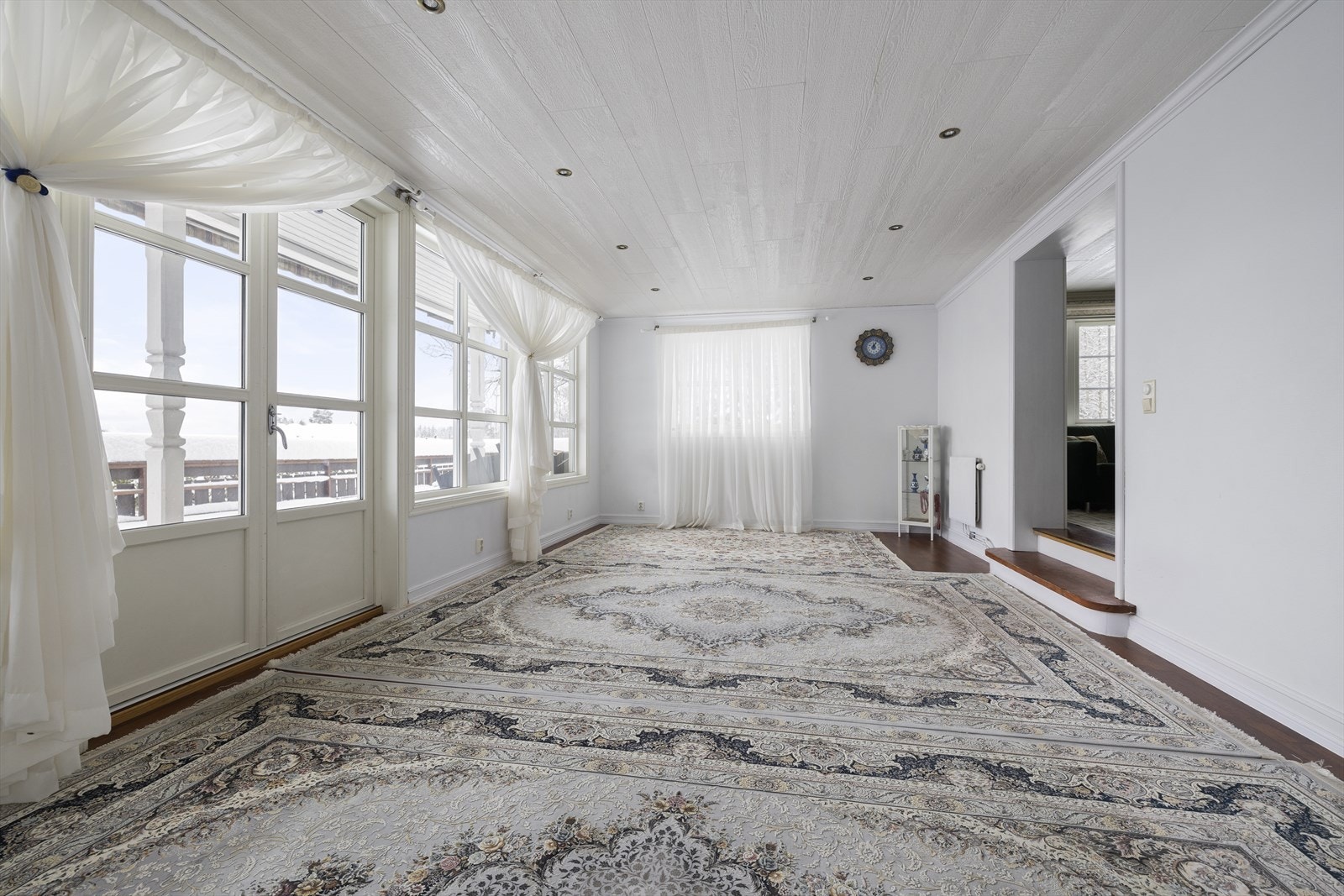 Fra stuen er det direkte utgang til en stor terrasse på ca. 62 m². Galleribilde