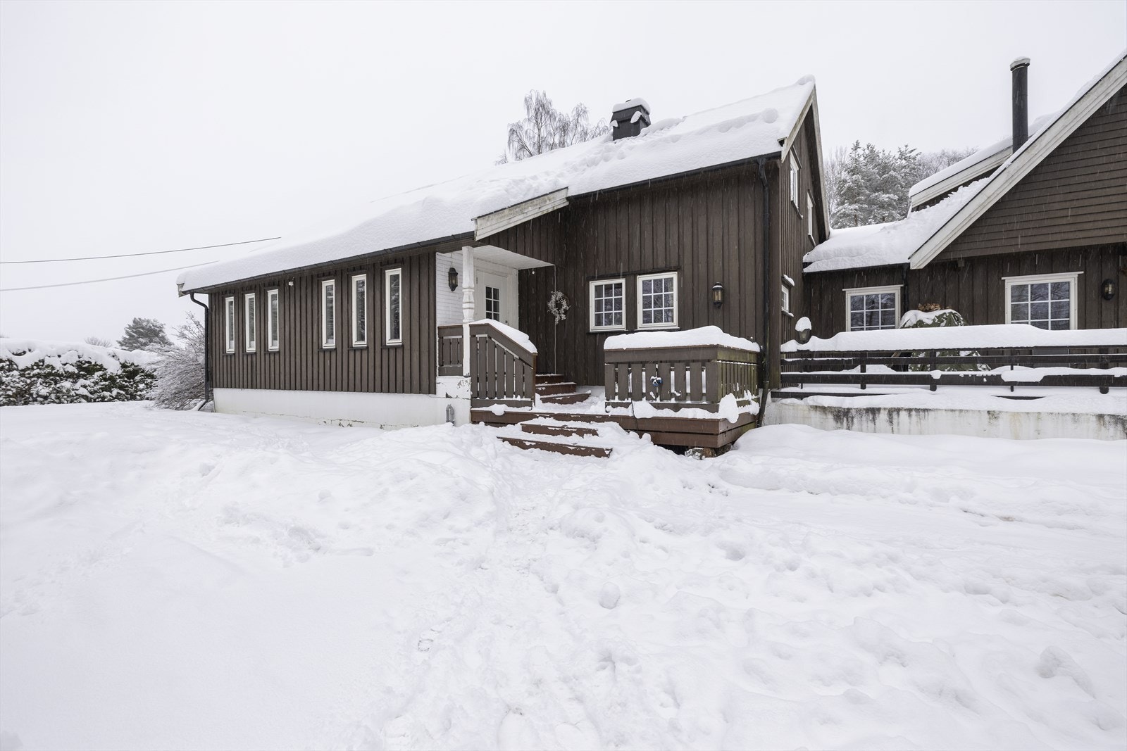 Eiendommen har en romslig, asfaltert gårdsplass og en stor, flat tomt. Galleribilde