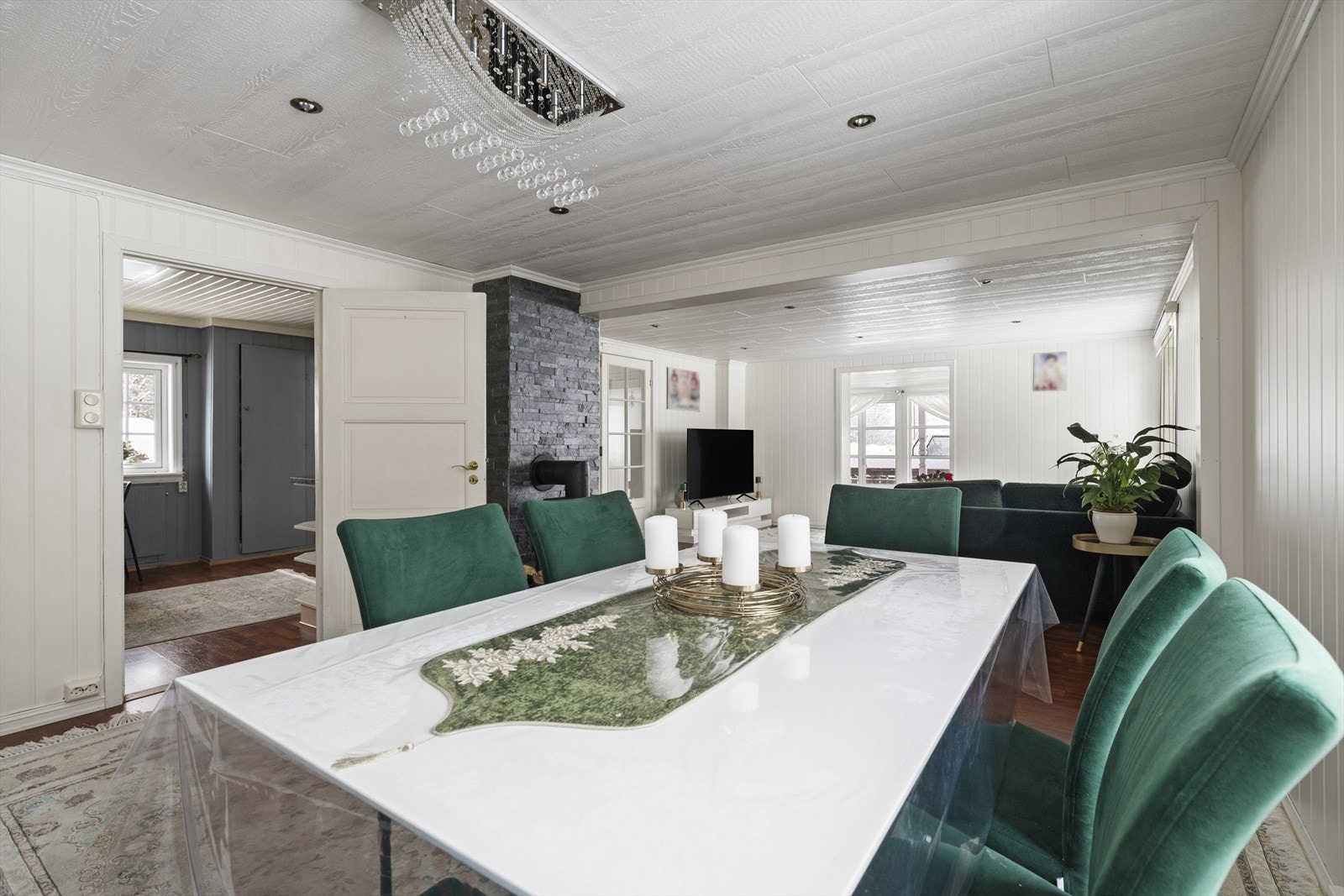 Den åpne løsningen mellom stuene skaper en sosial og luftig atmosfære. Galleribilde