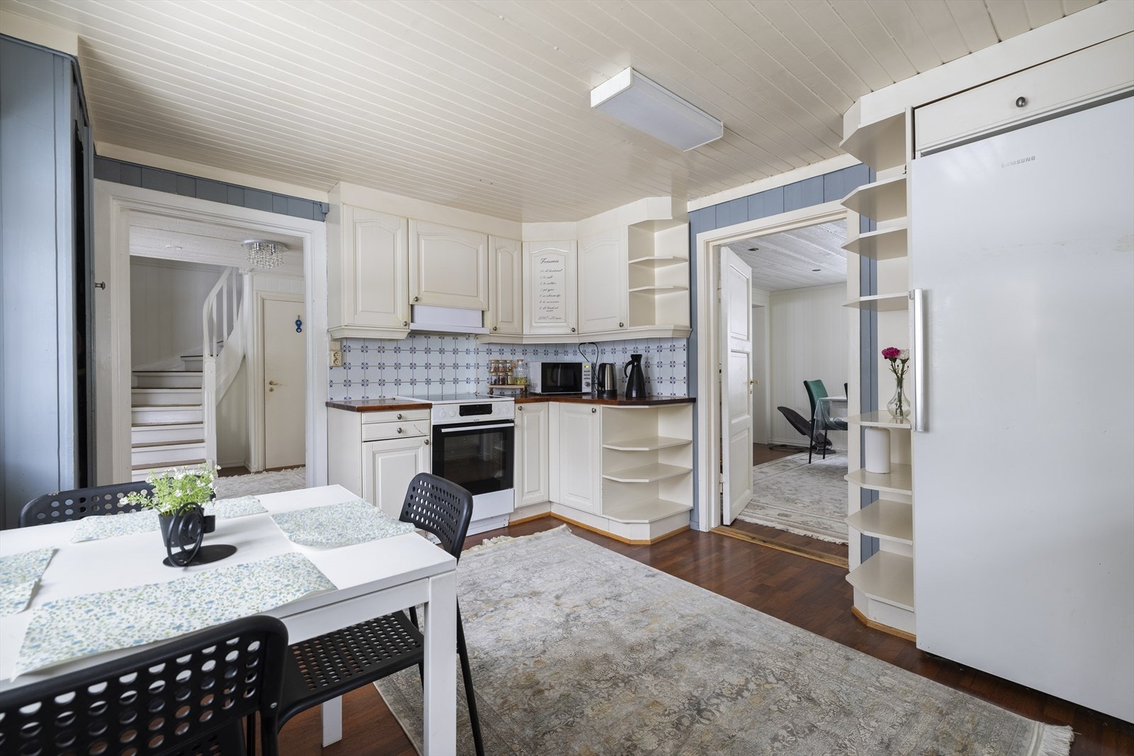 Rommet er utstyrt med kjøleskap, oppvaskmaskin, komfyr og kjøkkenventilator med avtrekk ut. Galleribilde